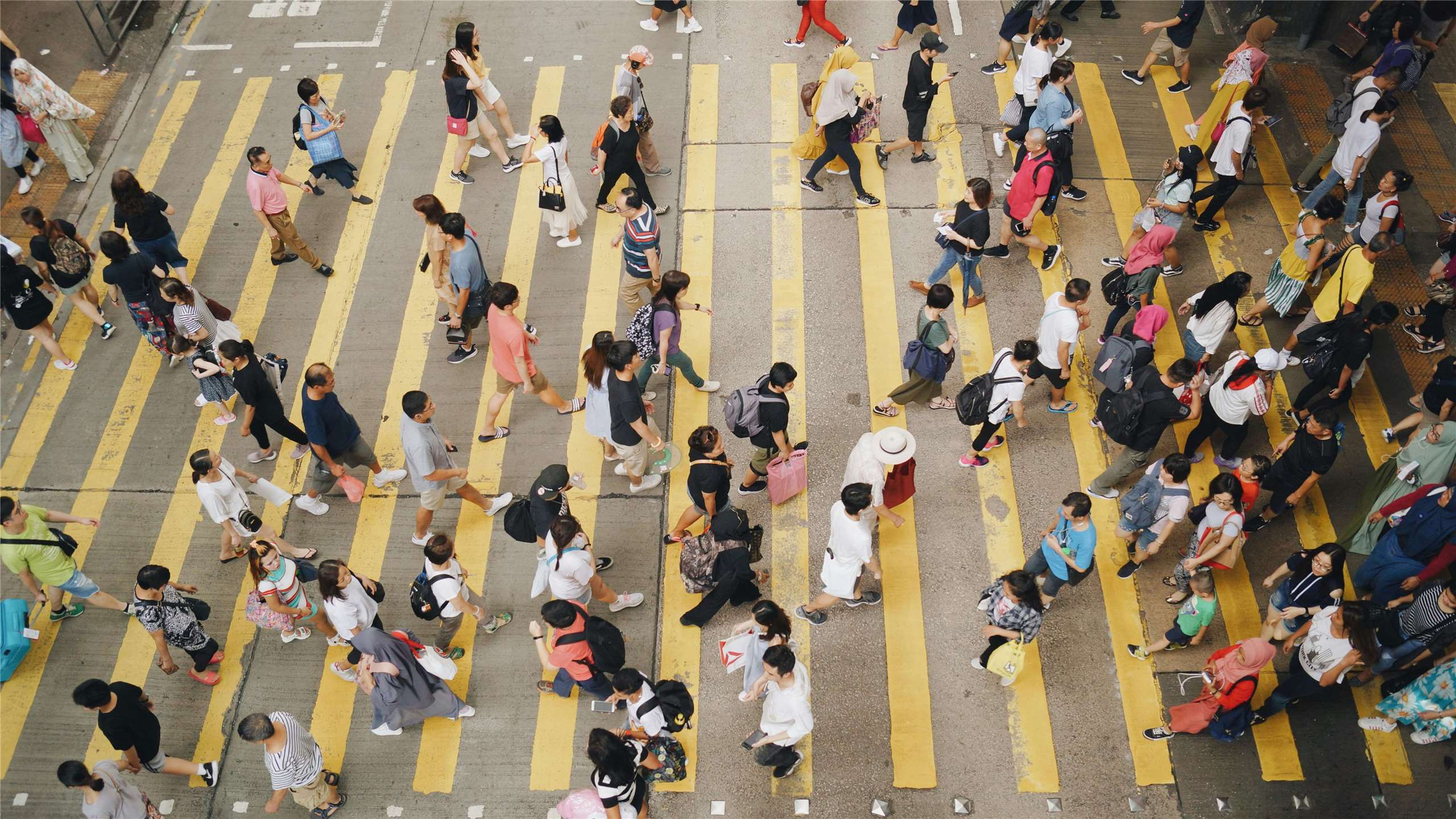 筆者認為，不論是選擇「潤」出系統的中國青年、在精神廢墟中流散的香港青年，還是在小確幸與地緣陰影間駐足的台灣青年，中港台三地的年輕世代，正共同經歷著一場無處安放的精神超載。示意圖。(圖：Gigi / Unsplash圖庫)
