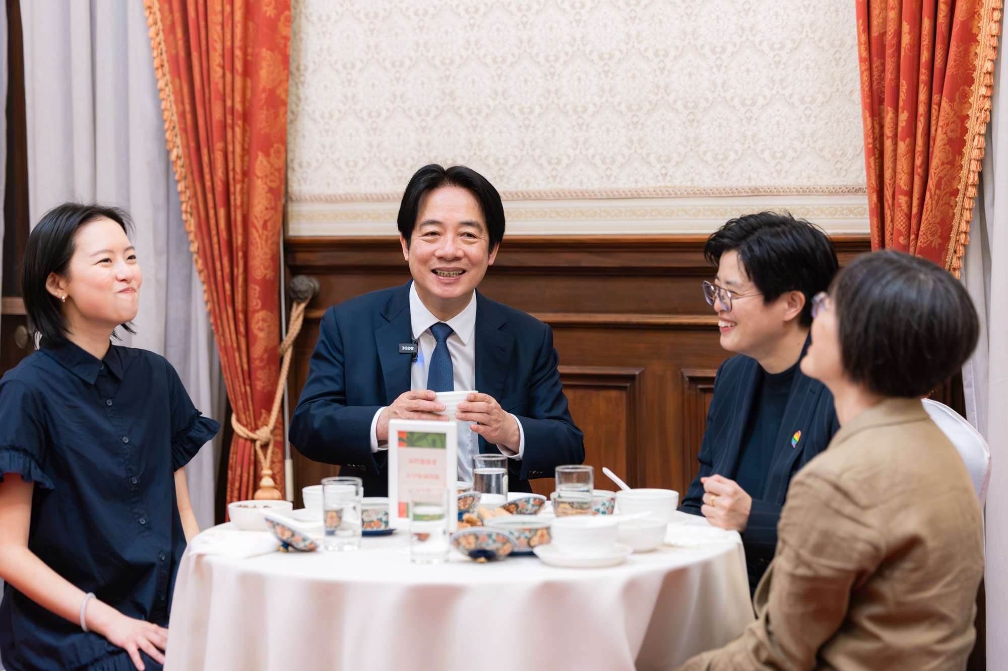 賴清德總統30日下午出席「讓世界讀到台灣—台灣文學外譯的花開時節」交流會暨微型展，作家楊双子特別挑選書中的三道餐點與他分享，從滷肉飯、龍鬚菜，到台中人熟悉的麻薏，一道道料理背後，都有土地、時代與人的故事。(圖：總統府提供)