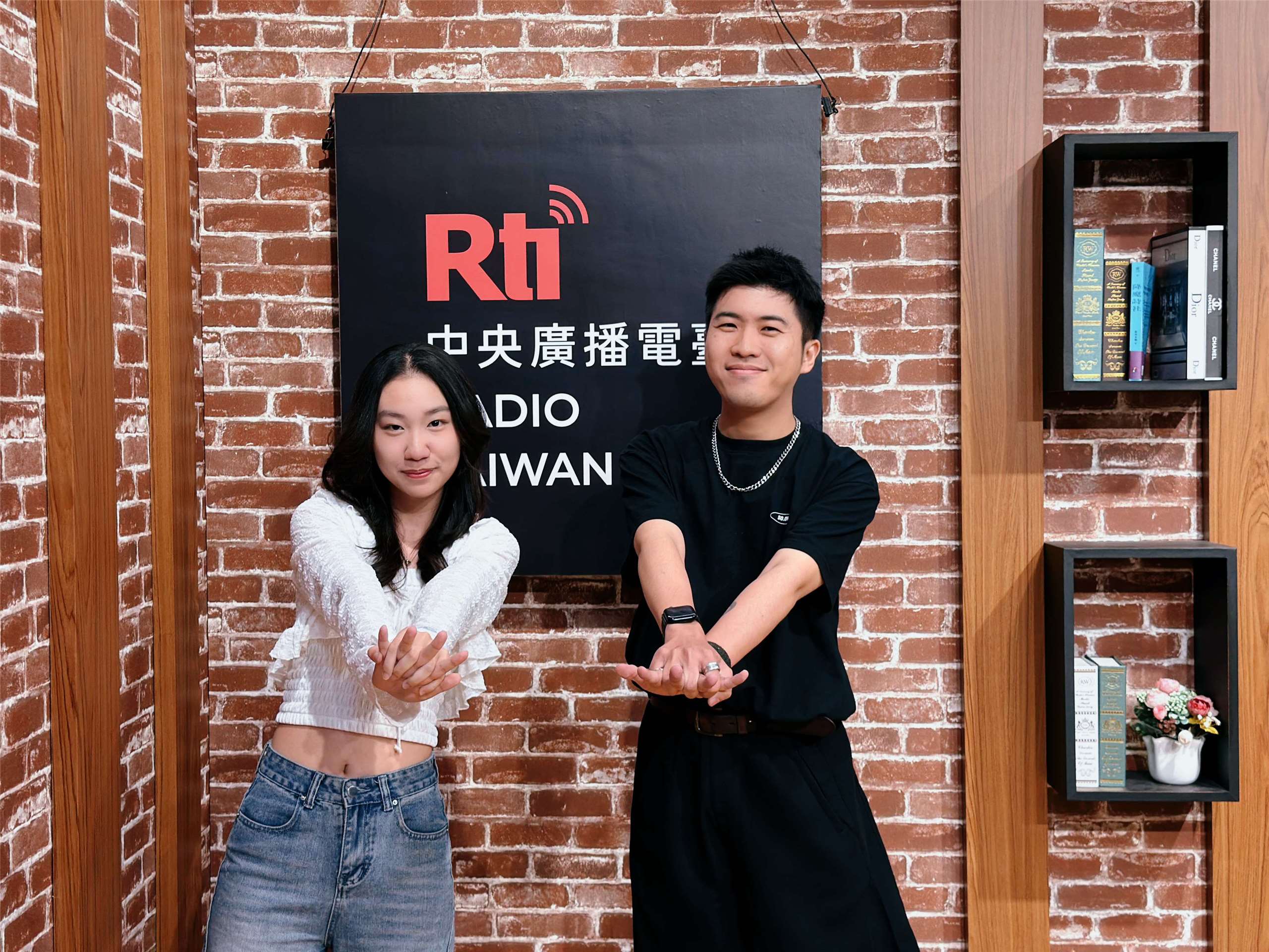 來賓陳昀禾（左）與主持人內克