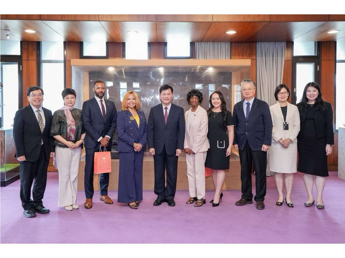 外交部長林佳龍午宴款待美國聯邦眾議員麥珂貝(Lucy McBath，左四)、傅晞(Valerie Foushee，右五) (外交部提供)
