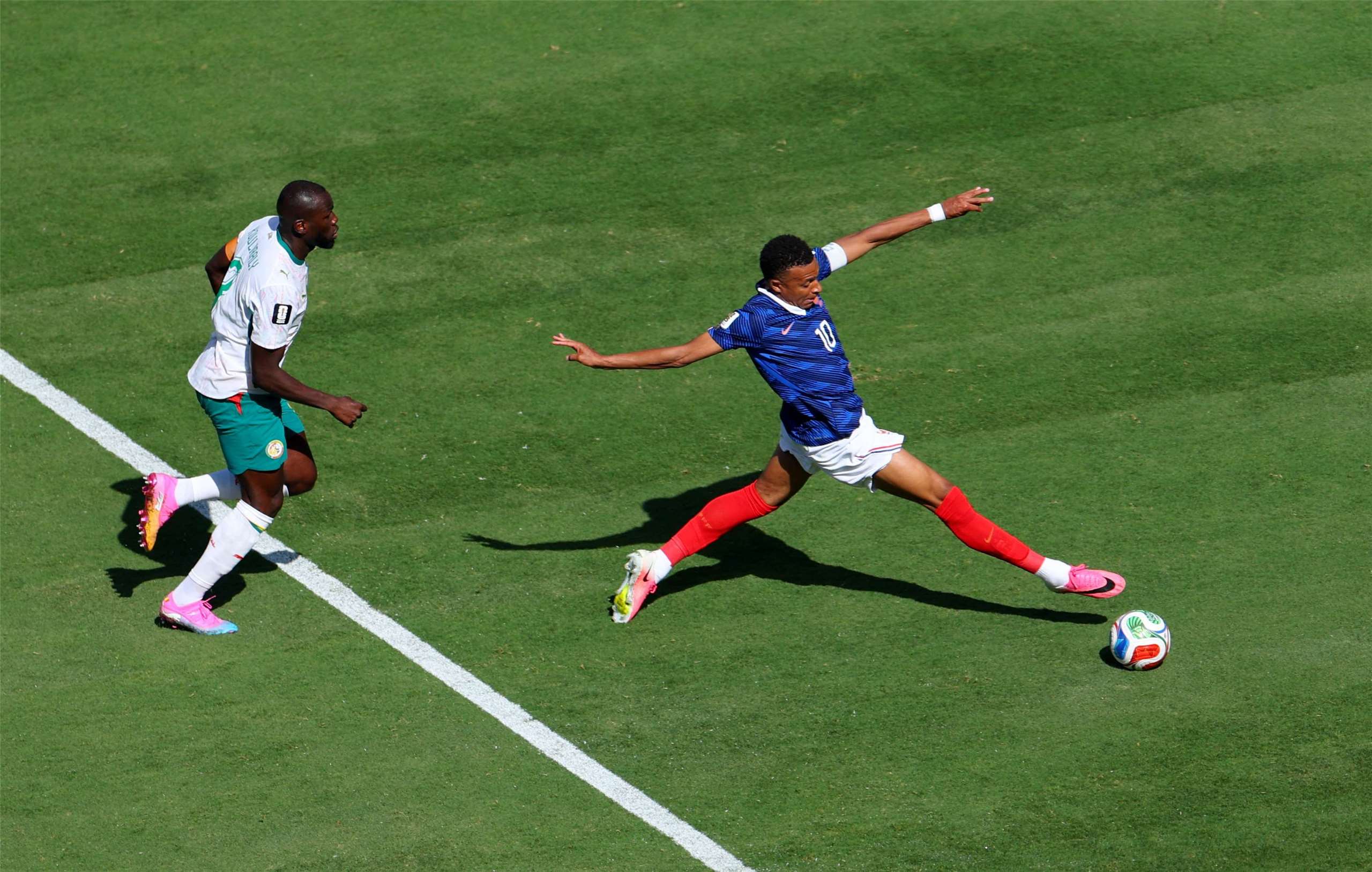 法國出戰塞內加爾，法國隊球星姆巴佩（Kylian Mbappe）(右)個人射進2球，終場法國隊以3比1獲勝。