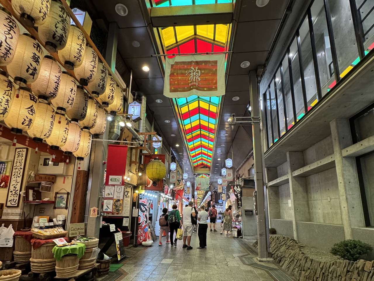 日本計劃自2027年4月起，將國內食品飲料消費稅的稅率從現行8%調降至1%。圖為錦市場商店街。(央廣資料照)