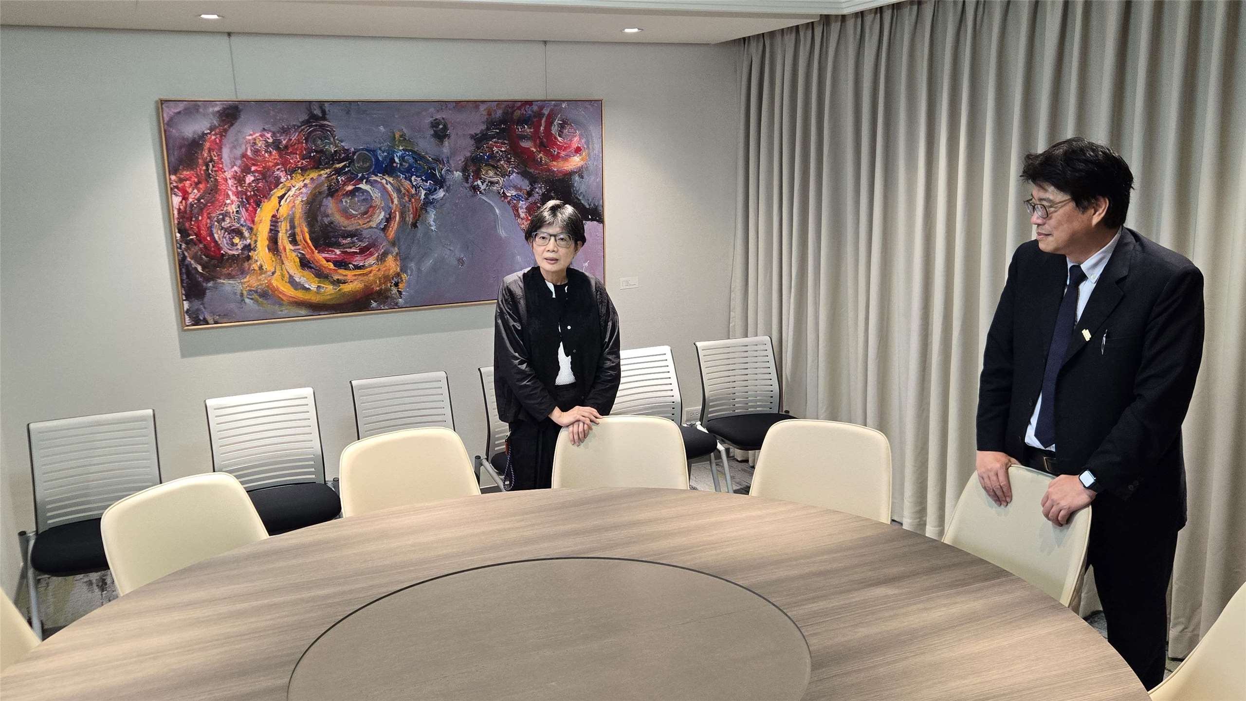 陸委會主委邱垂正(右)和台港策進會董事長賴秀如(左)，在陸委會例行記者會結束後，帶媒體記者參觀多功能會議室。(陳國維 攝)