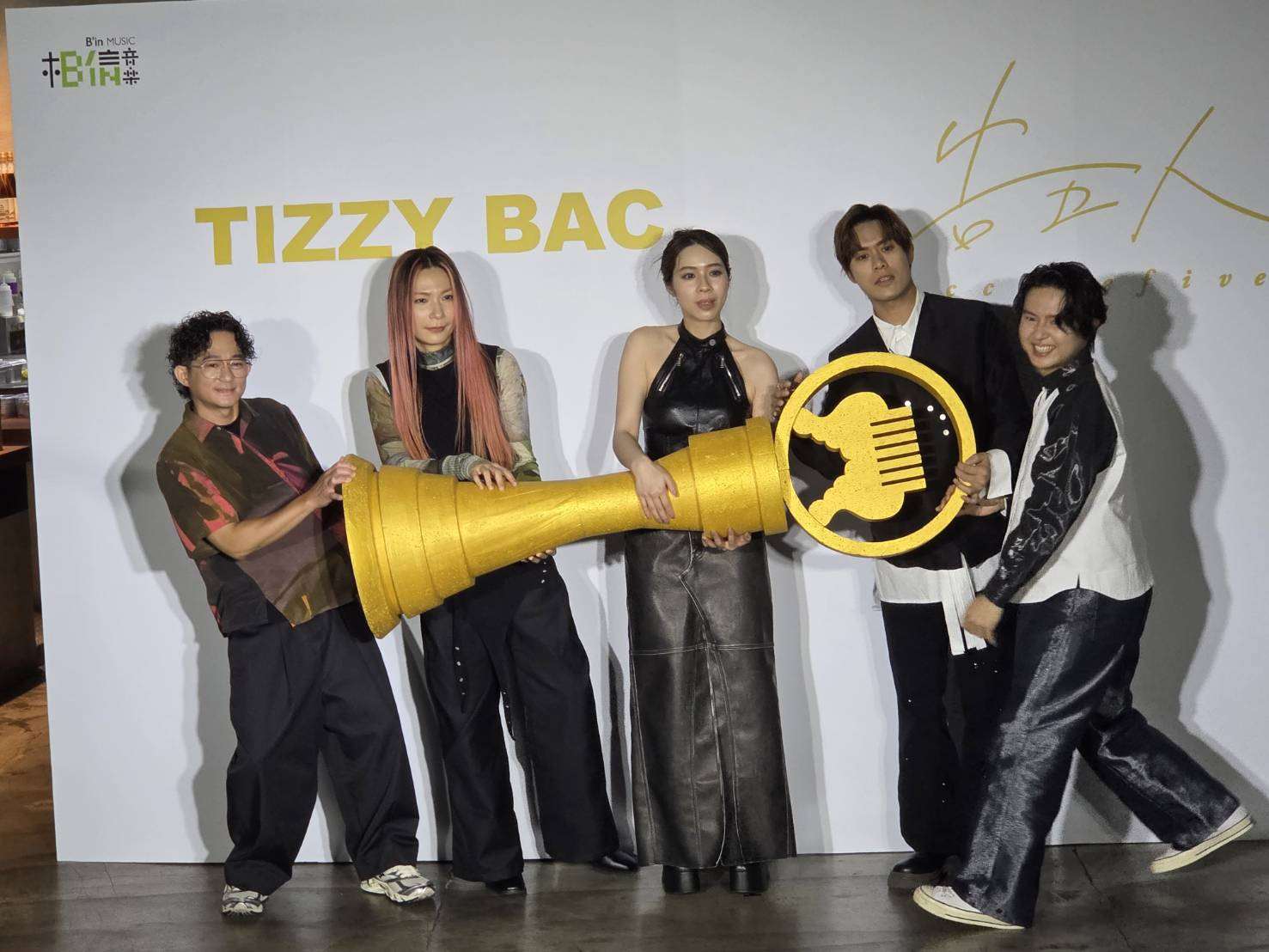 同屬相信音樂的告五人(右起哲謙、雲安、犬青)與Tizzy Bac(惠婷、前源)雙雙入圍第37屆金曲獎最佳樂團大獎，23日兩團合體，拍照時搞笑做出爭奪獎座的姿勢。(江昭倫 攝)