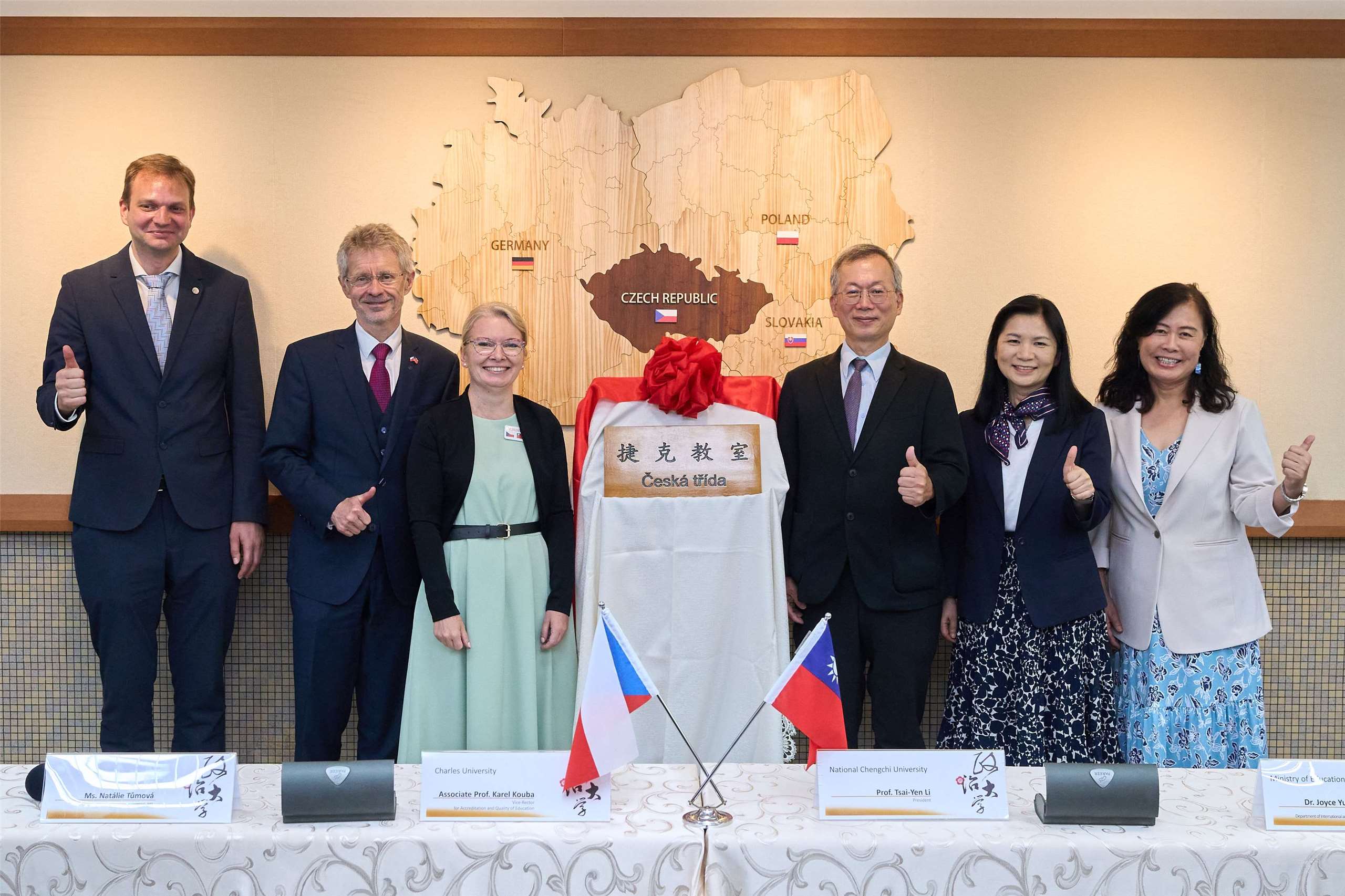 捷克參議院議長韋德齊（Miloš Vystrčil）(左二)出席「政大捷克教室開幕揭牌」暨《政大-查理士大學策略結盟協議》簽署典禮。(政大提供)