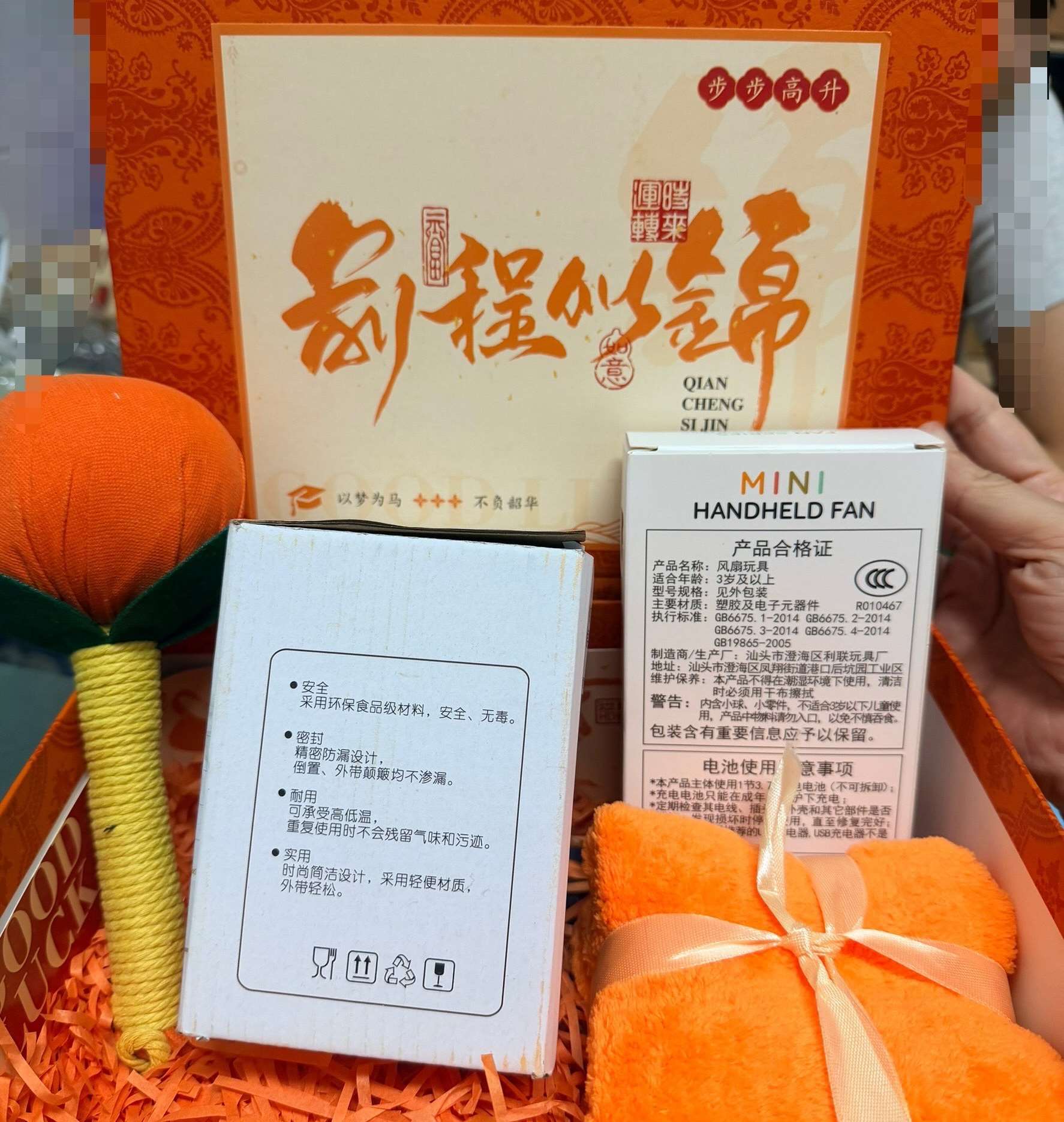 有小學家長在網路社群平台貼文反映，小孩收到的台中清水區長獎禮品，包裝說明都是簡體字，竟是中國貨，而且禮盒還有一股刺鼻味道。(翻攝Threads@cdong23425)