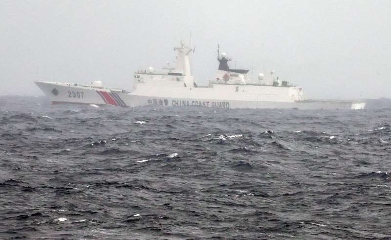 中國以日本與菲律賓啟動劃定專屬經濟區(EEZ)及大陸棚海洋邊界談判為由，宣布展開「台灣島東部海域海上交通專項執法行動」，以公務船在台灣東部海域對自由航行貨輪進行「點驗」或「糾正」；11日再有2艘中國公務船首次進入太平島禁止水域。圖為中國海警船。資料照。