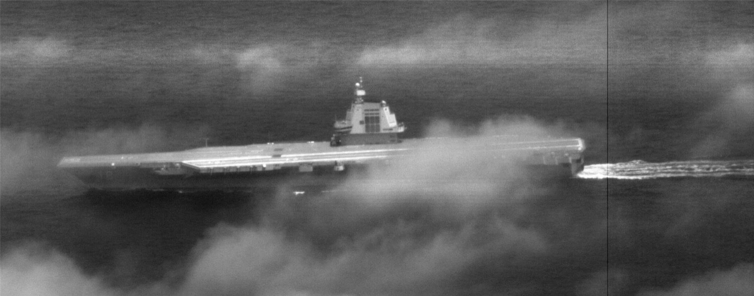 中共福建號航空母艦(CV-18) 23日航經台灣海峽，國軍運用聯合情監偵手段嚴密監控。(圖：國防部)