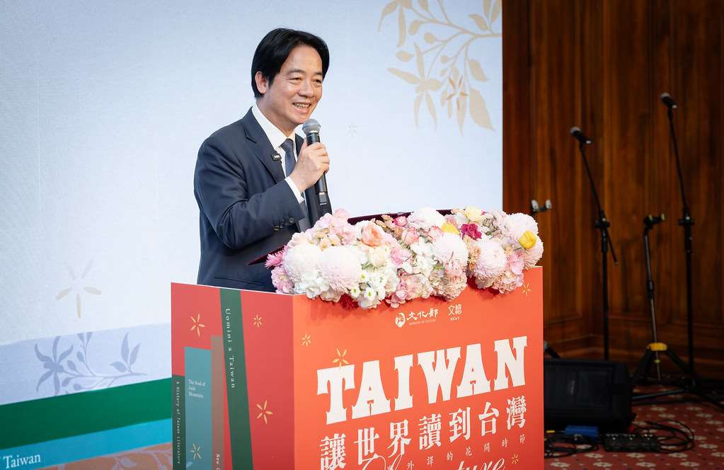 《臺灣漫遊錄》獲國際布克獎，賴清德總統30日出席由文化部與文總舉辦的交流會，親自向作家楊双子與譯者金翎表達感謝與祝賀。(圖：總統府提供)
