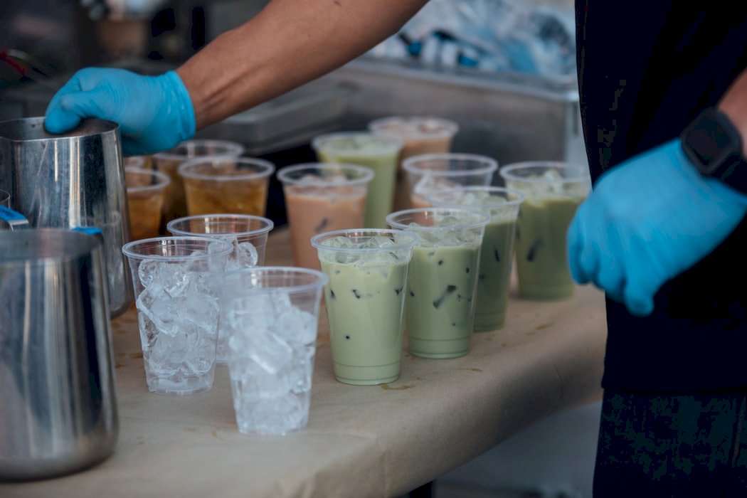 食藥署表示，手搖飲業者也是食品業者，若未使用符合規定的國產鮮乳原料，其商品名稱便不可稱為「鮮奶茶」，可調整為「牛乳茶」或「牛乳紅茶」等符合規範的名稱，若標示不實也可依食安法第28條裁罰4萬元至400萬元罰鍰。示意圖。(Unsplash圖庫)