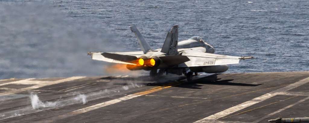 美軍中央司令部表示，美軍一架F/A-18超級大黃蜂戰機8日令一艘空載油輪失去航行能力，原因是這艘船試圖駛往伊朗港口，違反美方持續針對伊朗的封鎖措施。(X@CENTCOM)