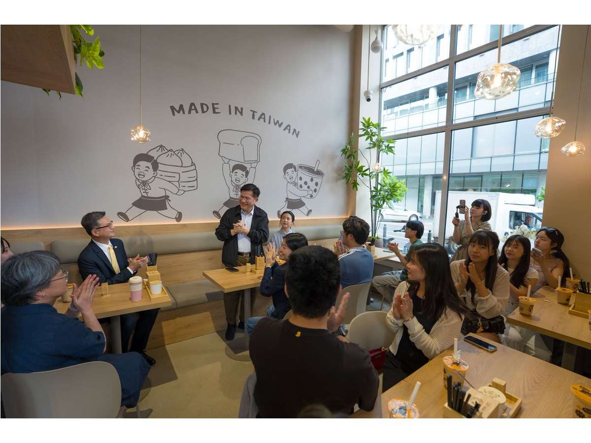 外長林佳龍頻繁赴訪波蘭，不僅能公開出席活動，也能在華沙趴趴走拜訪當地首間台灣餐廳 (圖取自林佳龍臉書)