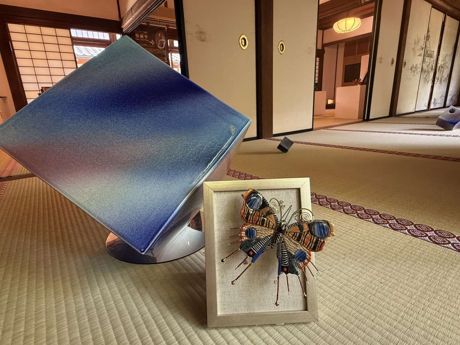 京都是陶瓷重鎮，《Colors色彩特展》展出旅居紐約40年的台灣藝術家蔡爾平獨具特色的「彩鑲瓷」作品(前)，以及深耕京都近20年的台灣陶藝家張義明「彩虹燒」作品(後)。(陳欣婷提供)