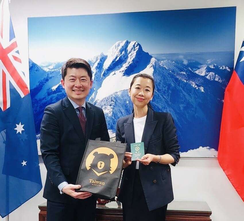 46年前跨國販嬰案受害人王雯（Vanessa Miles，右）於駐雪梨辦事處領取中華民國護照；對此，駐雪梨辦事處處長吳正偉（左）當場表示致賀。（駐雪梨辦事處提供）