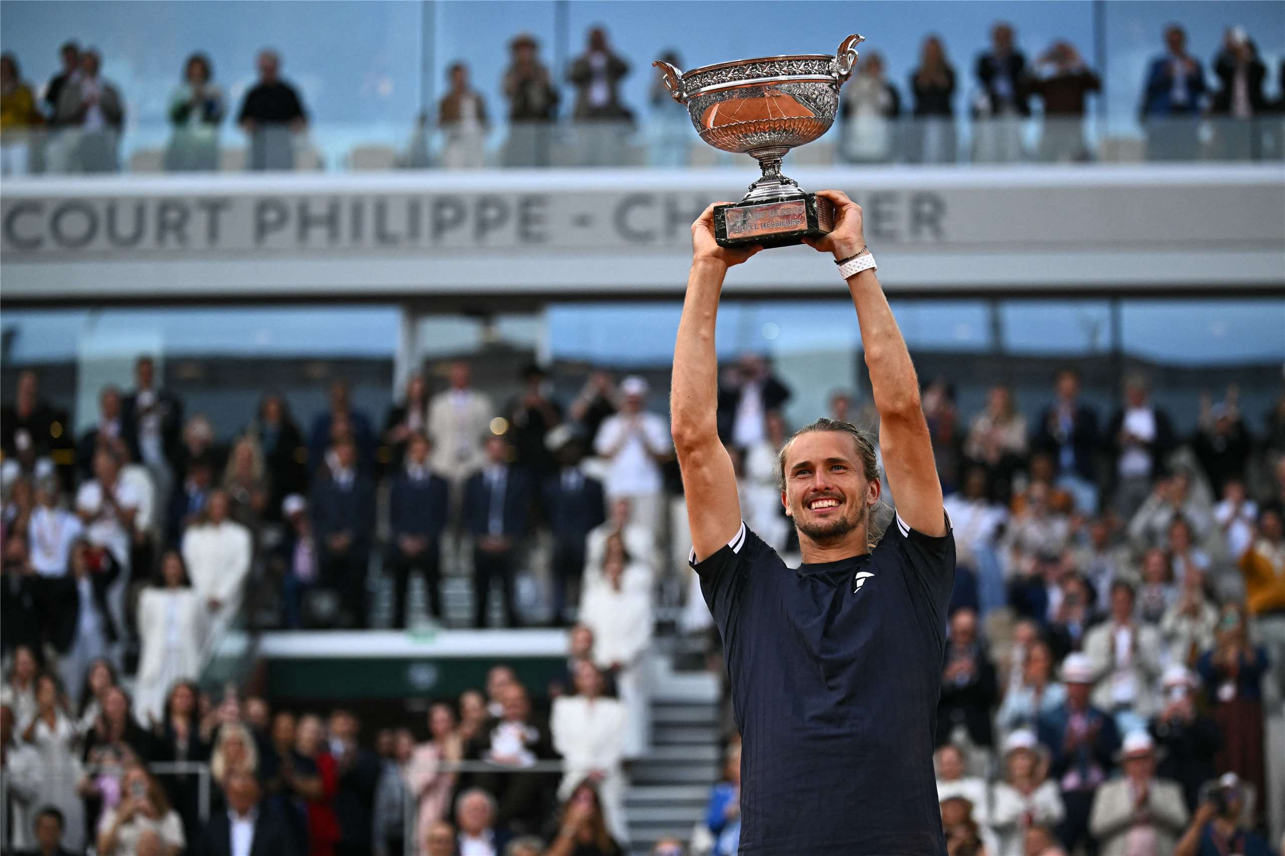 德國好手茲韋列夫(Alexander Zverev)7日在法國網球公開賽決賽擊敗對手，4度闖進大滿貫決賽終於高舉生涯首座金盃。(AFP)