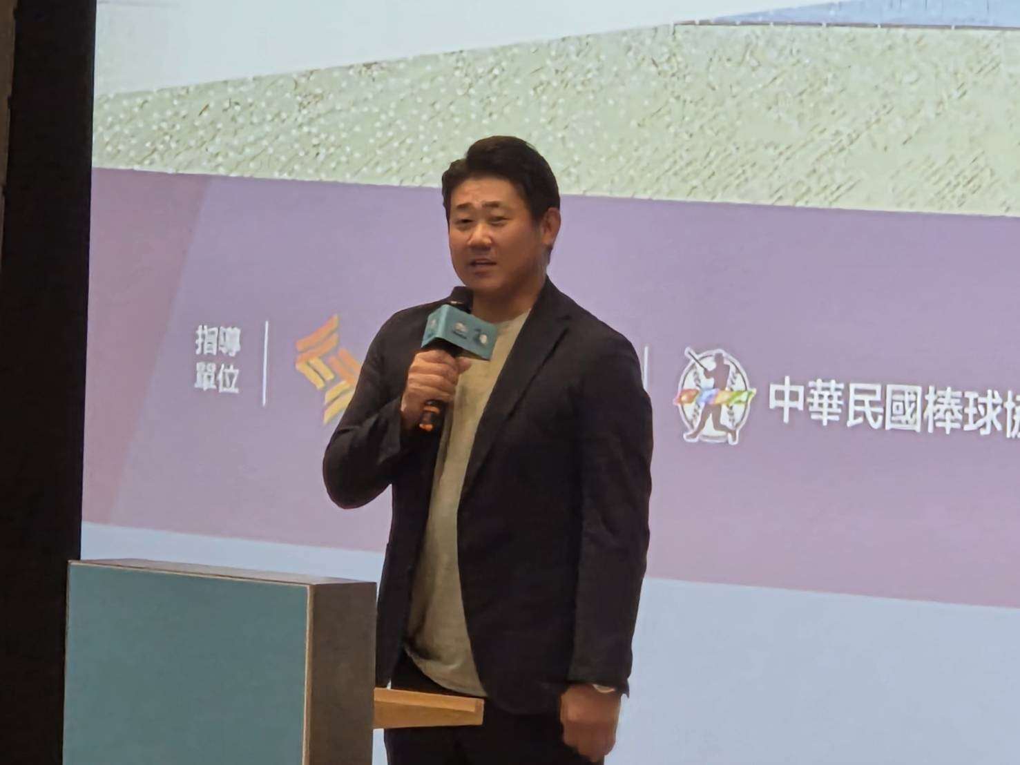 日本傳奇球星松坂大輔8日現身玉山盃全國青棒錦標賽20周年開幕典禮，勉勵年輕選手們把握舞台，全力展現實力。(江昭倫 攝)