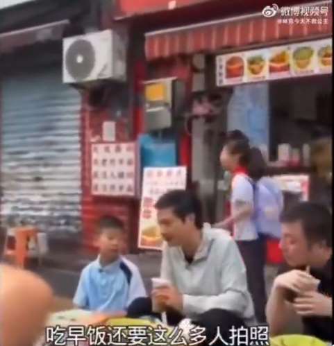 小米集團創辦人雷軍近日仿輝達執行長黃仁勳化身「雷仁勳」返鄉坐街邊吃早餐，遭路過小女孩吐槽。(翻攝X平台/@whyyoutouzhele)