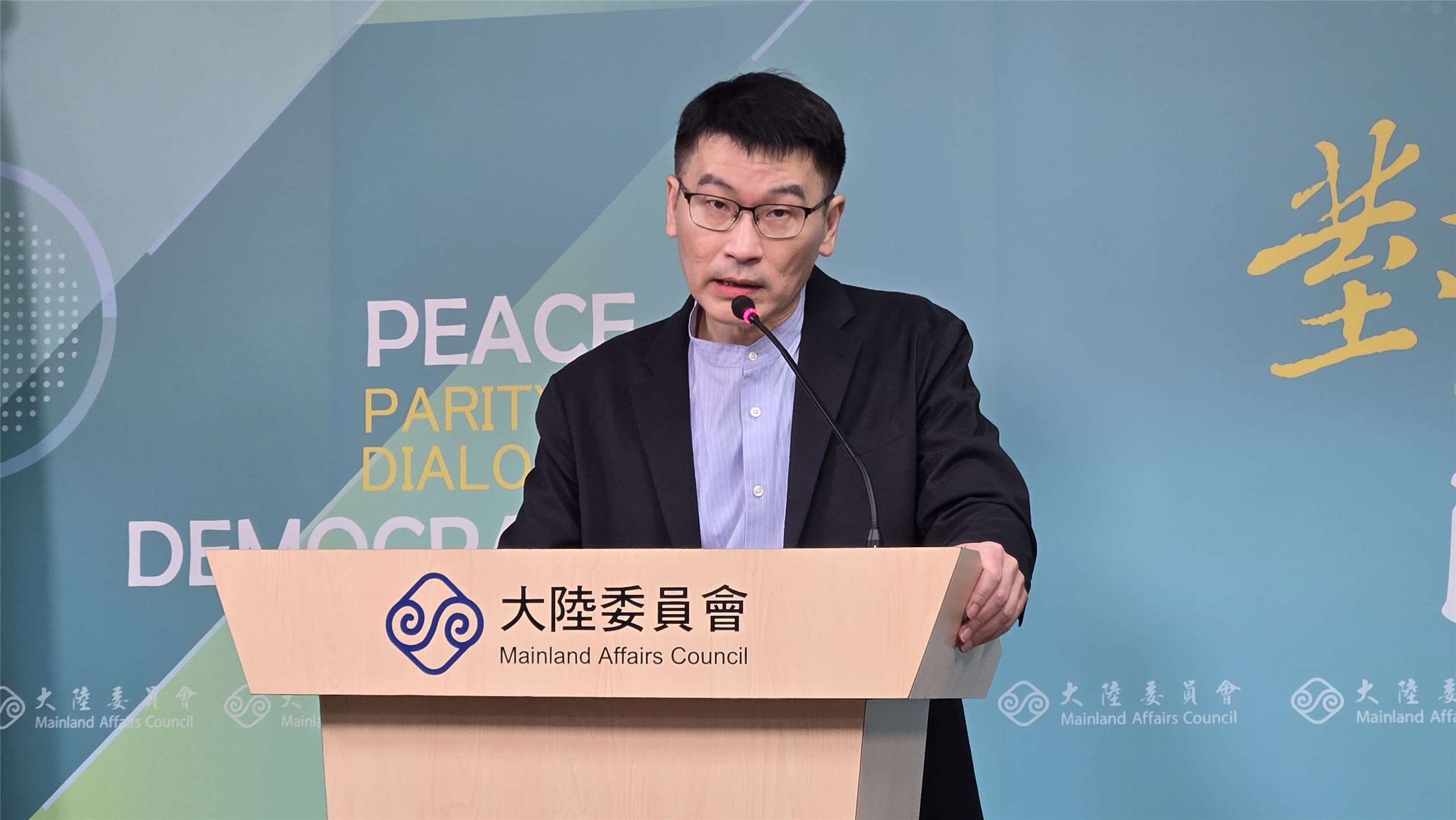 陸委會發言人梁文傑25日主持陸委會例行記者會。(陳國維 攝)