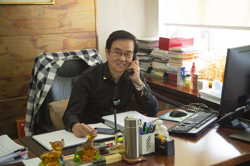 資深香港藝人黃百鳴涉股票內線交易遭法院判處入獄5個月兼罰款，但他17日撤銷交保，即時服刑。(資料照/華映提供)