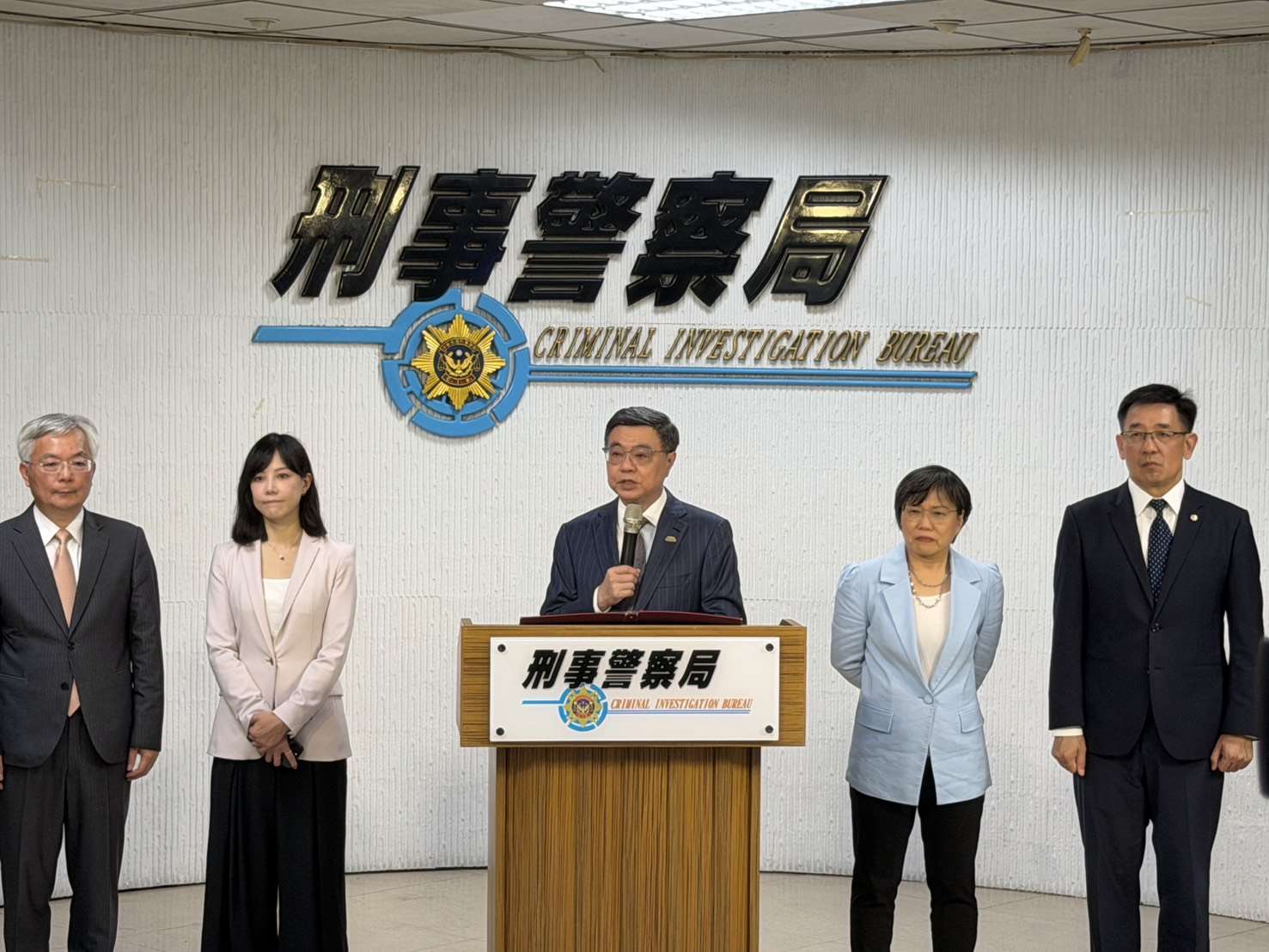 行政院長卓榮泰(中)22日視察刑事警察局「115年主題式打詐暨淨流專案」執行成果。(鄭佑漢 攝)