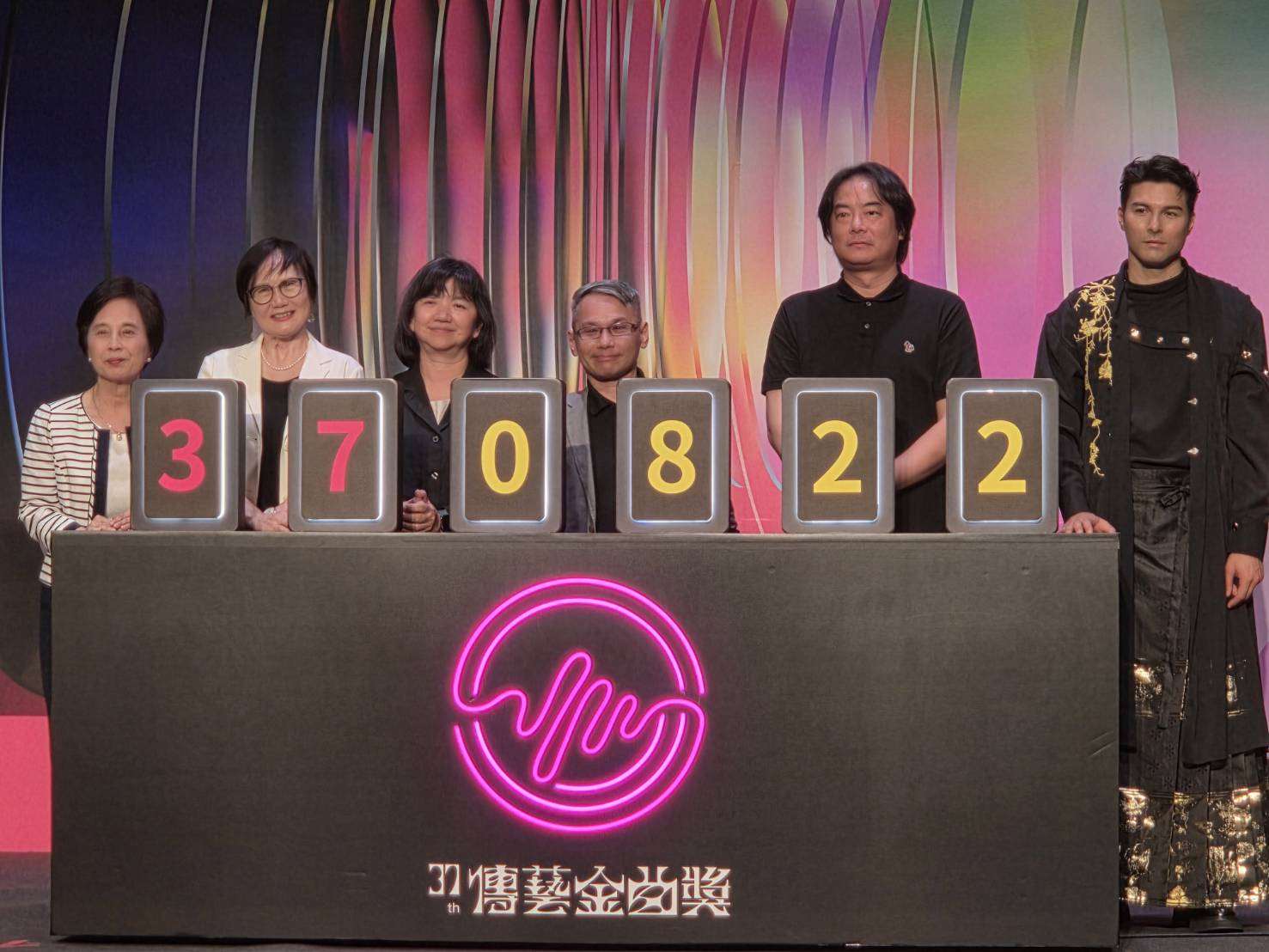 第37屆傳藝金曲獎30日公布入圍名單。左起為戲曲表演類召集人王麗嘉、音樂類召集人施德玉、文化部次長李靜慧、傳藝中心副主任王逸群、策展人王奕盛、宣傳大使鳳小岳。(江昭倫 攝)