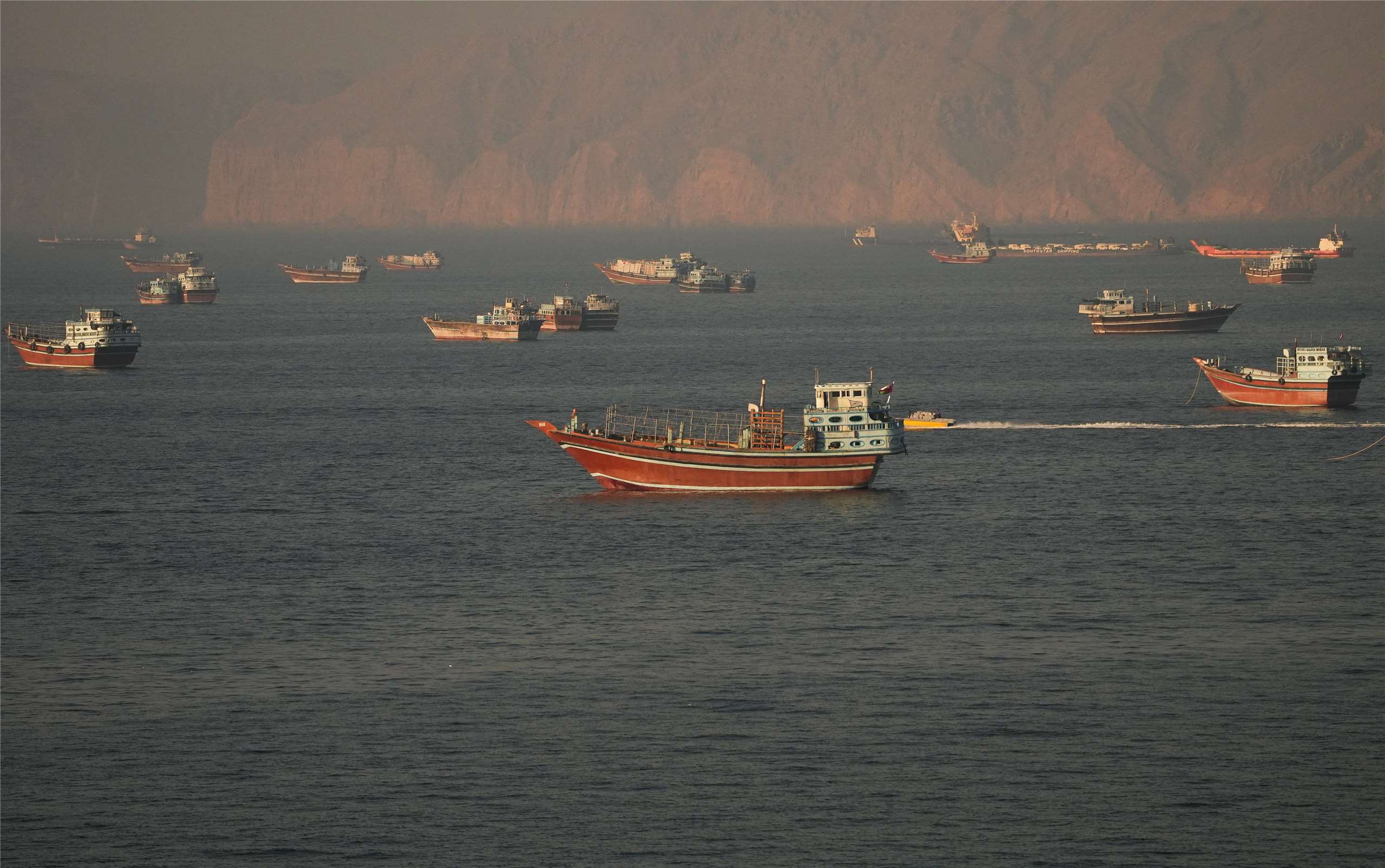 圖為2026年6月15日，從阿曼穆桑達姆港(Musandam)拍攝的荷莫茲海峽船隻。
