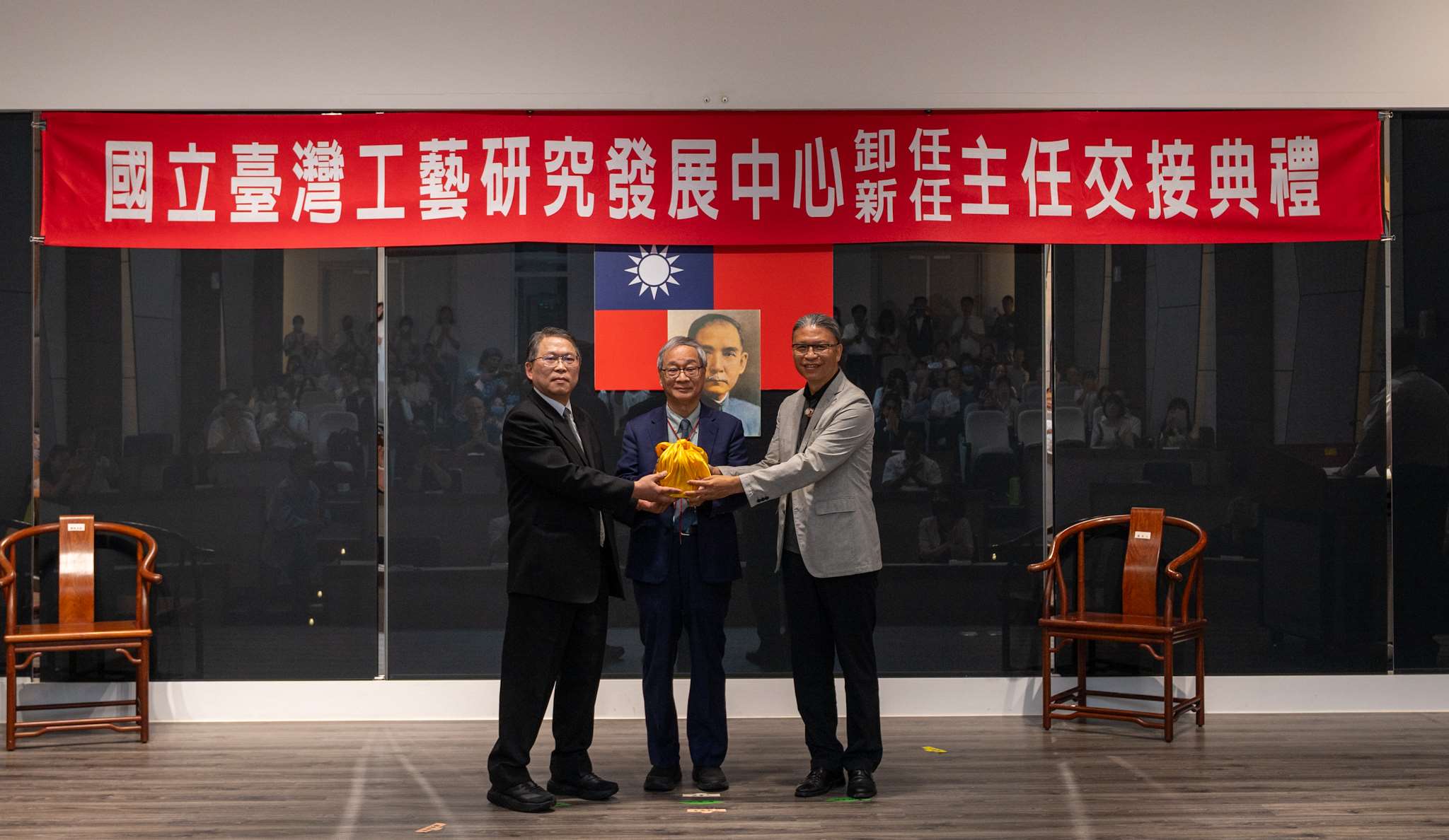 國立台灣工藝研究發展中心30日舉行主任交接典禮，由文化部長李遠(中)擔任監交人，由卸任主任陳殿禮(右)將印信交接予新任主任梁晋誌(左)，象徵工藝中心承先啟後。(文化部提供)