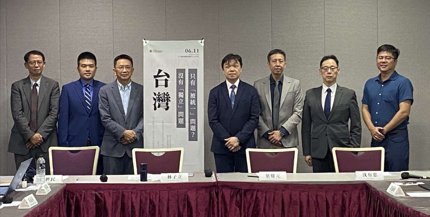 東海大學中國大陸暨區域發展研究中心11日舉辦「台灣沒有『獨立』問題，只有『被統一』問題」座談會，與會專家學者合影留念。(陳念宜 攝)