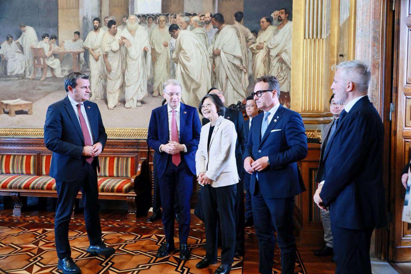 前總統蔡英文進入義大利參議院獲副議長接待。 (圖:取自蔡英文臉書)