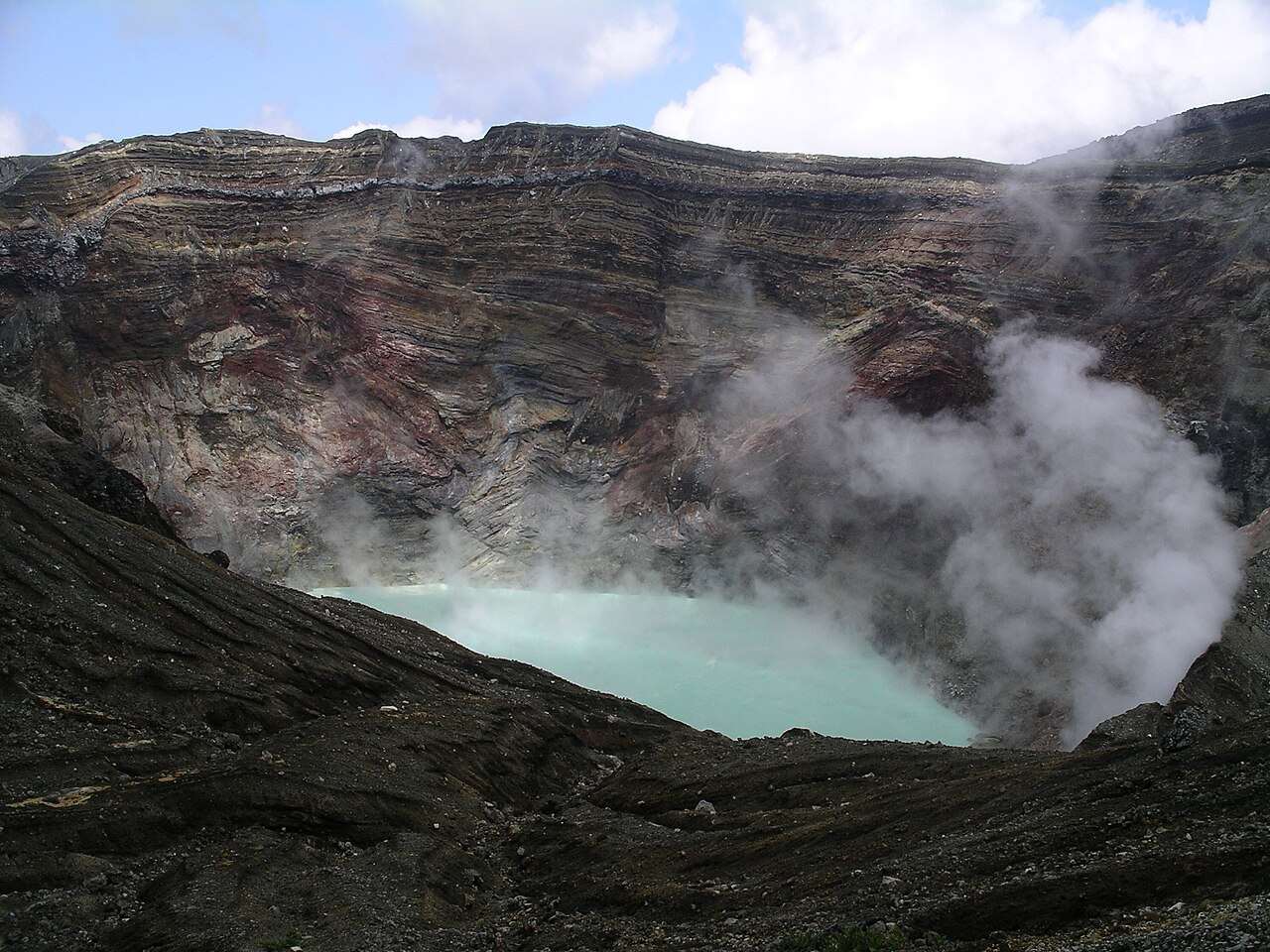 日本福岡管區氣象台21日宣布，將位於熊本縣的阿蘇火山噴發警戒級別提高至2級。(圖：維基百科)