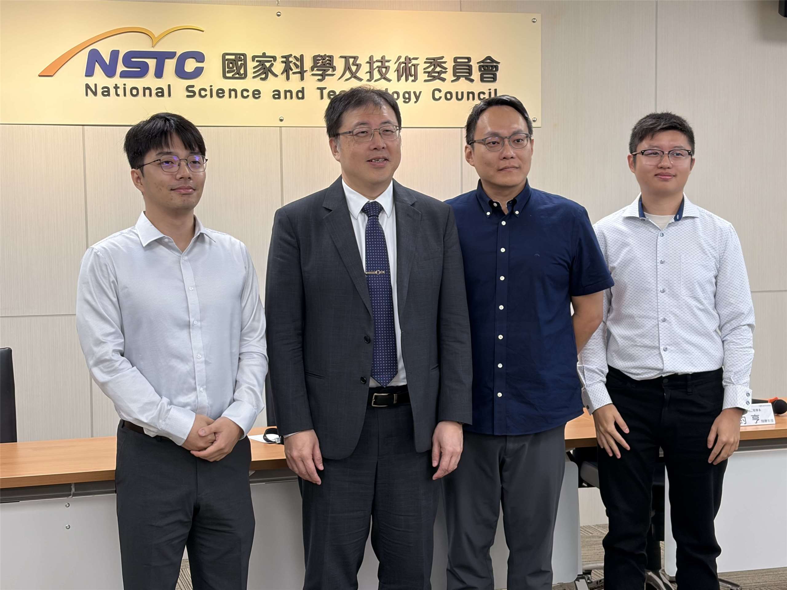 在國科會支持下，成功大學團隊成功開發電漿推進系統「真空電弧誘發脈衝電漿推進器(VAI-PPT)」，提升既有推進器穩定度與壽命。(蔡芃敏 攝)