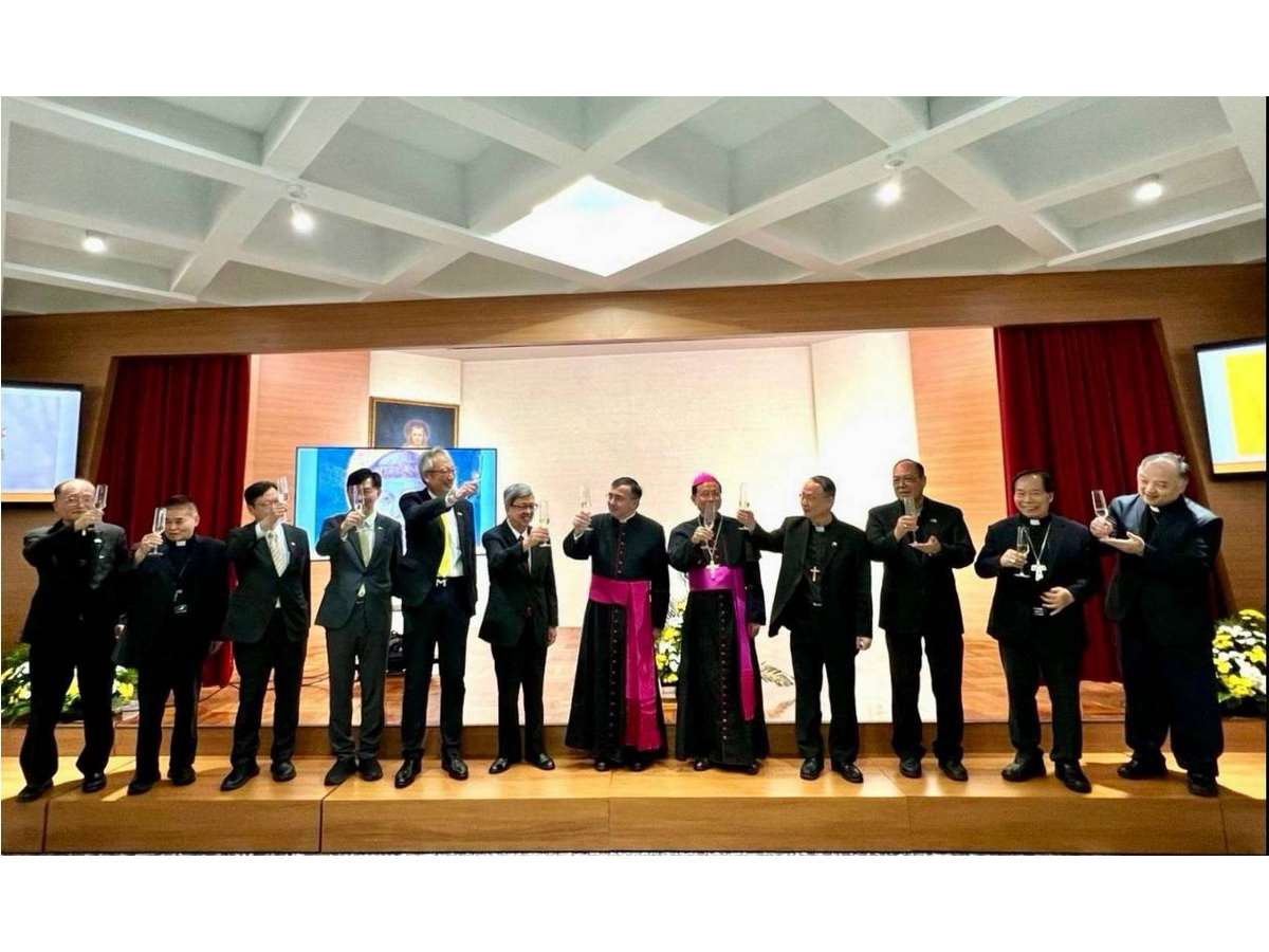 外交部次長吳志中(左五)出席教廷駐台大使館舉辦的慶祝教宗良十四世牧職1週年活動，圖中是教廷大使館代辦馬德範蒙席(Msgr. Stefano Mazzotti) (外交部提供)
