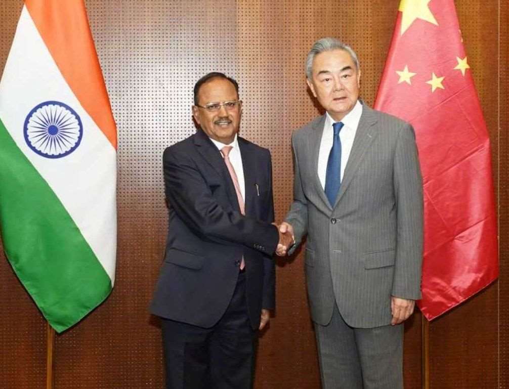 中國外長王毅22日在新德里會見印度國家安全顧問杜爾(Ajit Doval)。 (圖:中國外交部)