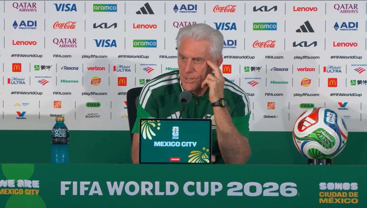 南非國家隊教頭布魯斯10日在墨西哥舉行記者會。 (圖:翻拍自FIFA Youtube 頻道)