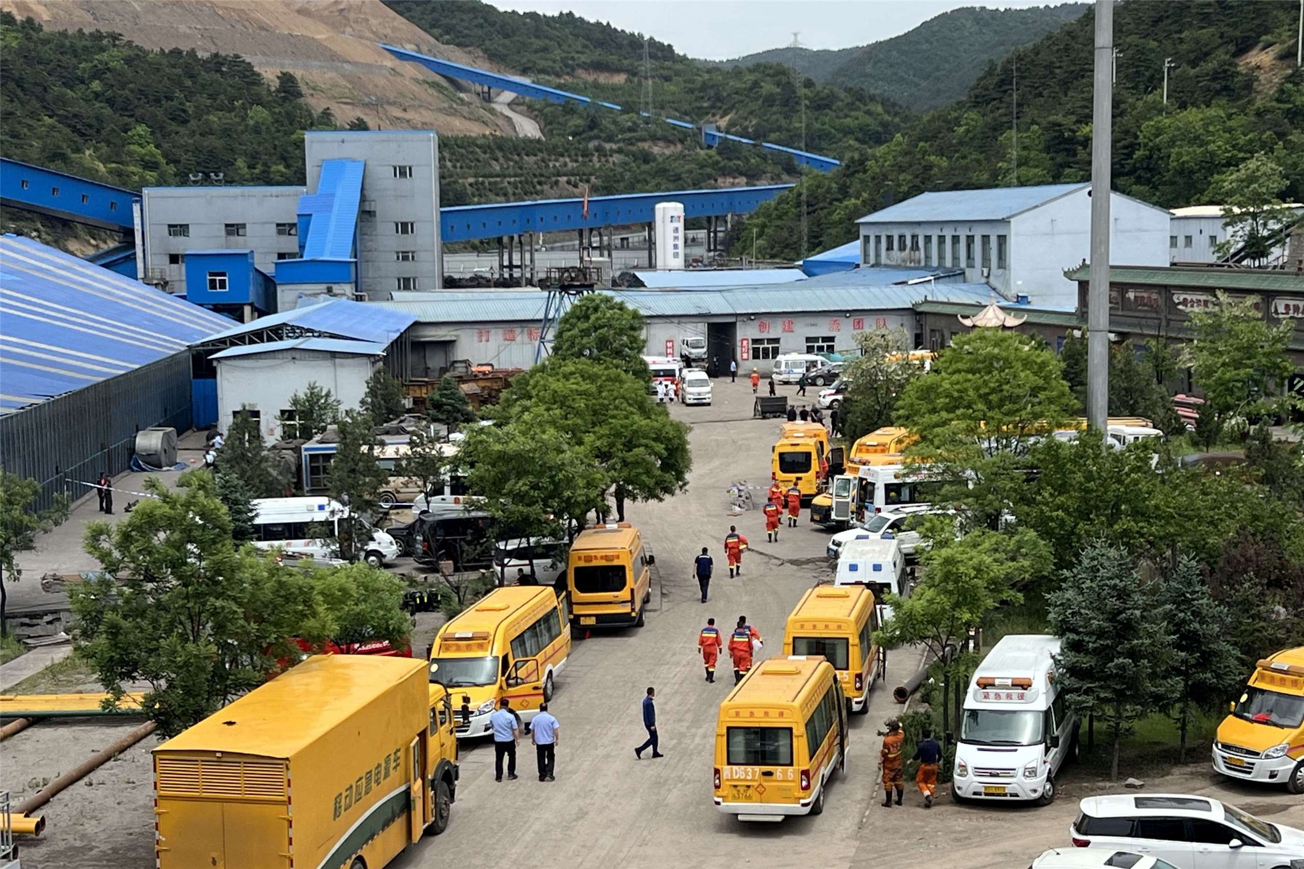 中國山西省長治市沁源縣留神峪煤礦5月22日發生瓦斯爆炸，事故造成至少82名礦工死亡、2人失聯、128人受傷住院。這是中國17年來最嚴重的礦難。圖為現場救援情形。
