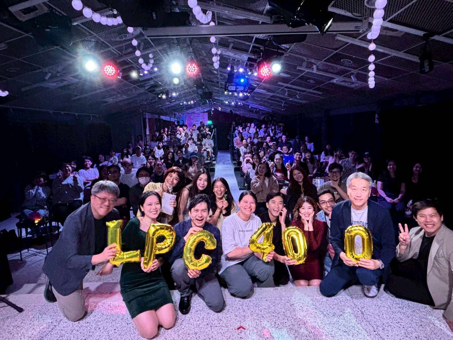 《LPC》的《I Love You, You’re Perfect, Now Change》音樂劇台灣授權英文版演出已經走到第四輪，3日晚間迎來台灣第400場演出，寫下台灣最長壽定目音樂劇紀錄。(活性界面製作提供)