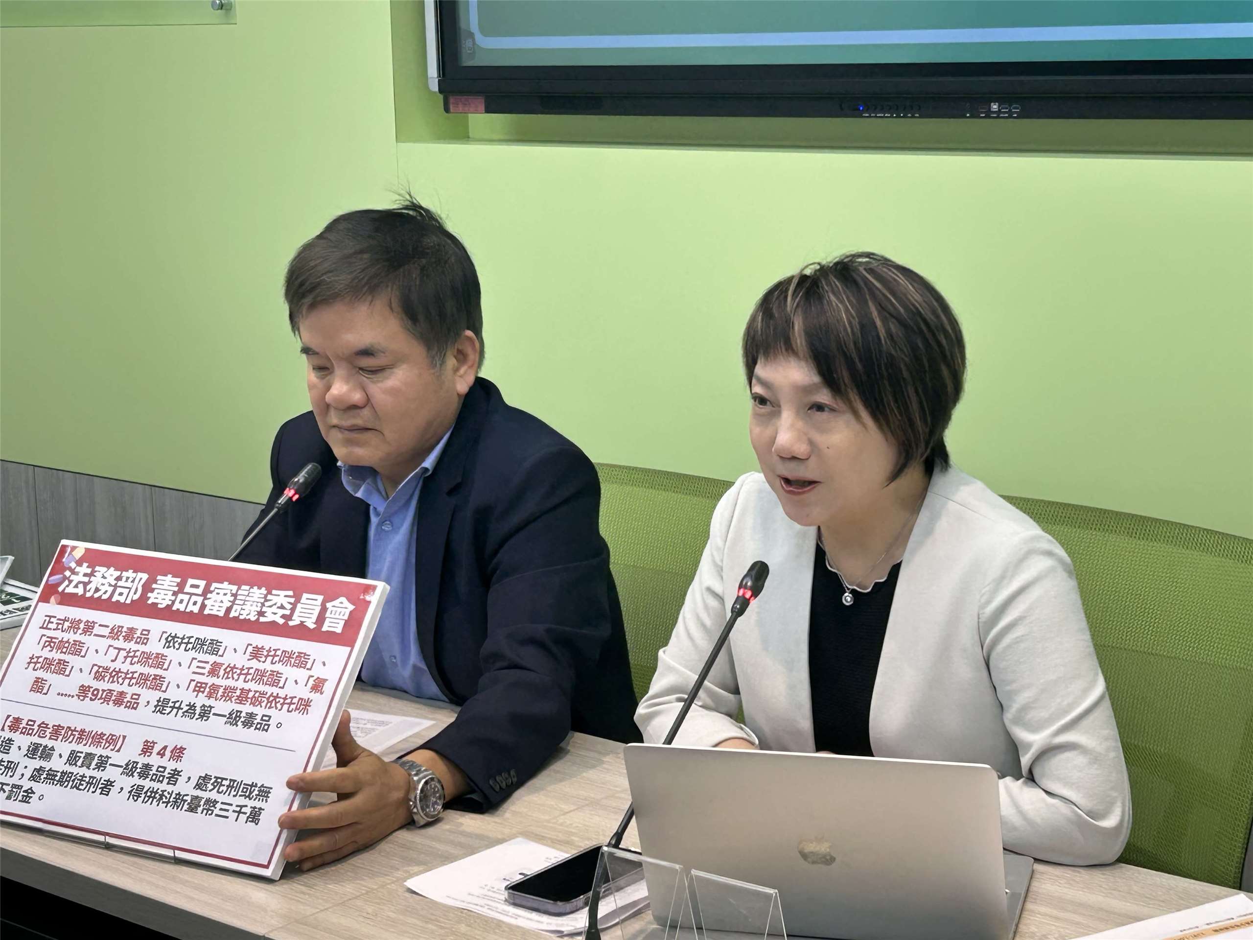 針對行政院研擬提出《國防自主無人載具採購特別條例草案》，民進黨團幹事長莊瑞雄(左)今天說，為避免預算遭排擠，他認為應以特別預算編列，樂見在野黨提出相關版本，期盼理性討論。(趙婉淳 攝)