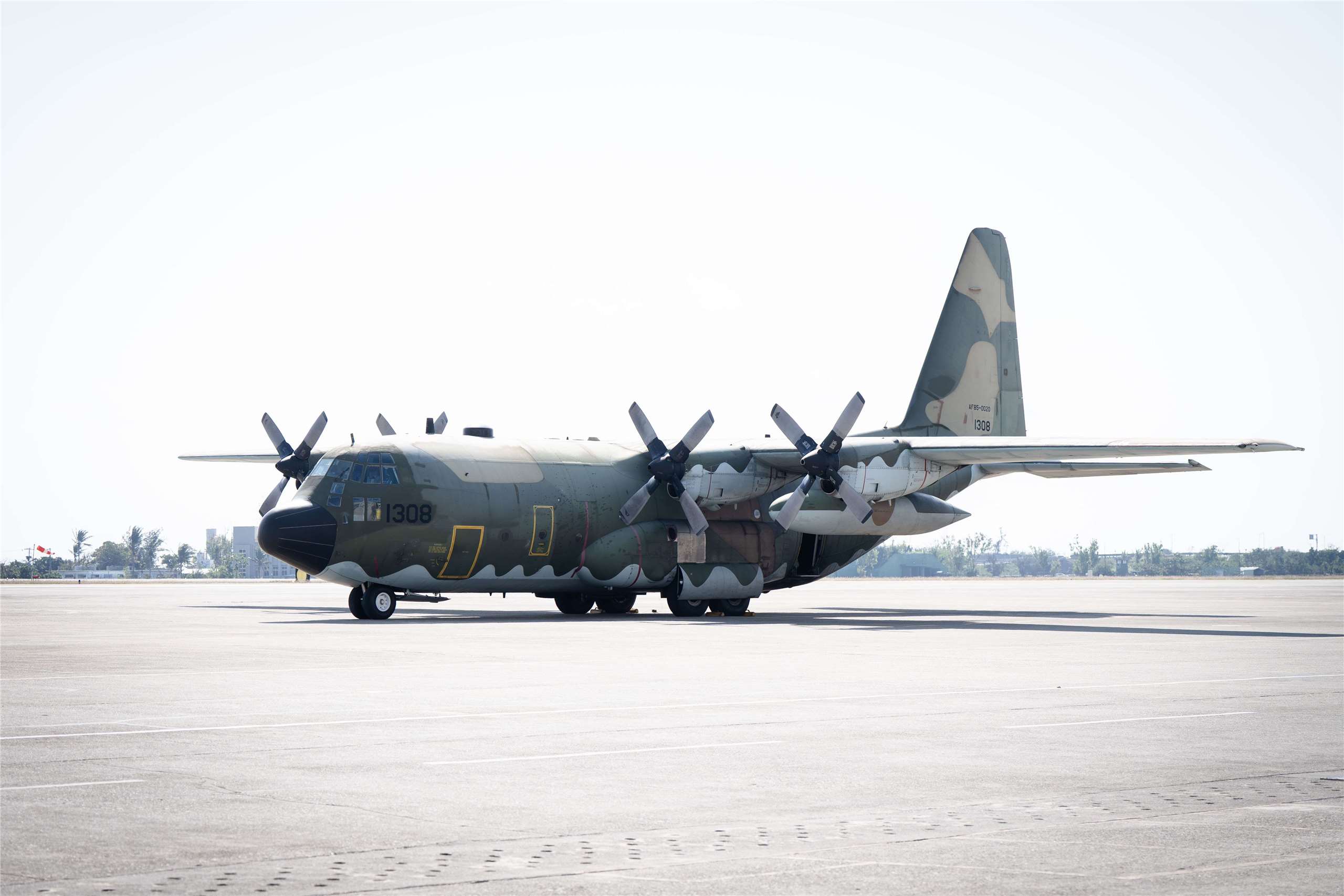 傳出空軍C-130運輸機更新案，將改採「商購與性能提升」併行，除購買10架新式C-130J型外，另將挑選8架現役C-130H型機進行性能提升。圖為空軍現役C-130H型運輸機。(楊仁翔 攝)