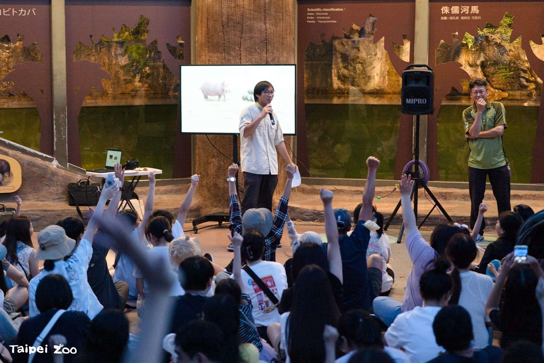 台北市立動物園夜間開放期間各種動物主題的保母講古深受遊客喜愛。照片攝於2025年。(台北市立動物園提供)
