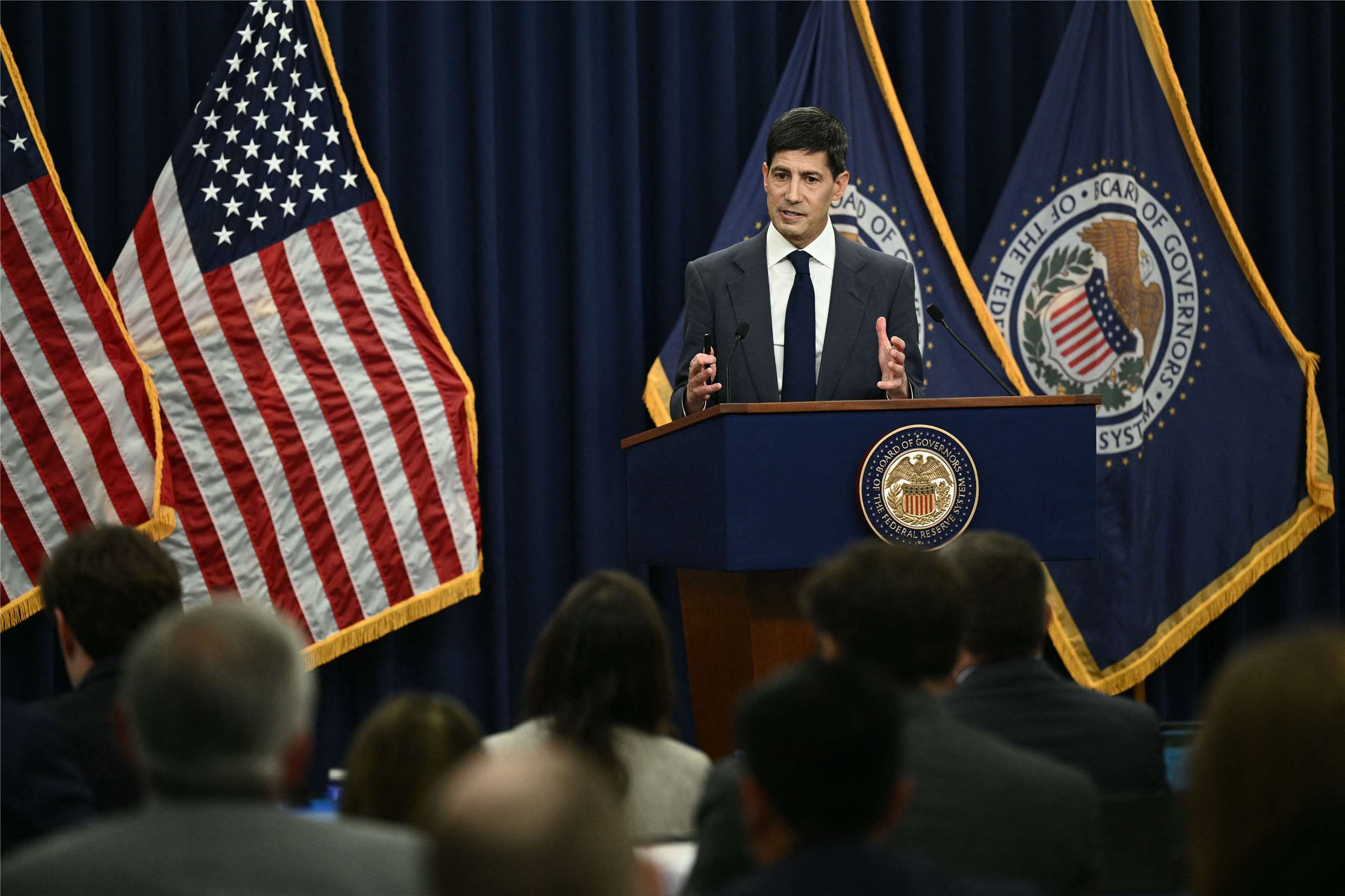 美國聯準會新任主席華許(Kevin Warsh)17日首次主持FOMC決策會議後的記者會即帶給市場一波新震撼。(AFP)