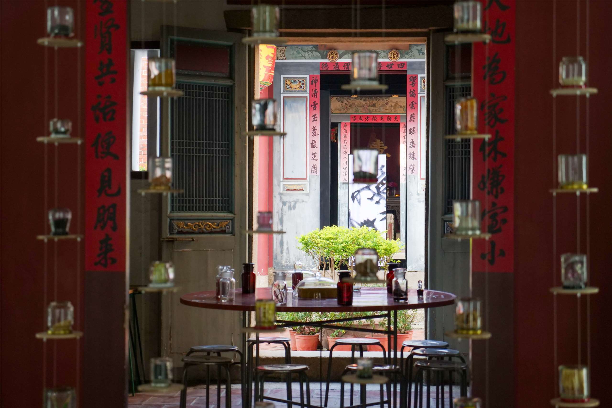 《氣味的考古學：閱讀未來生活的線索》即日起於鹿港百年歷史建築丁家古厝展出，策展團隊透過近一年田野調查蒐集459種鹿港氣味，並轉化為42件藝術作品，帶領觀眾從嗅覺出發，重新認識鹿港，也思考文化保存與環境永續的未來。(彰化縣生活美學學會提供)