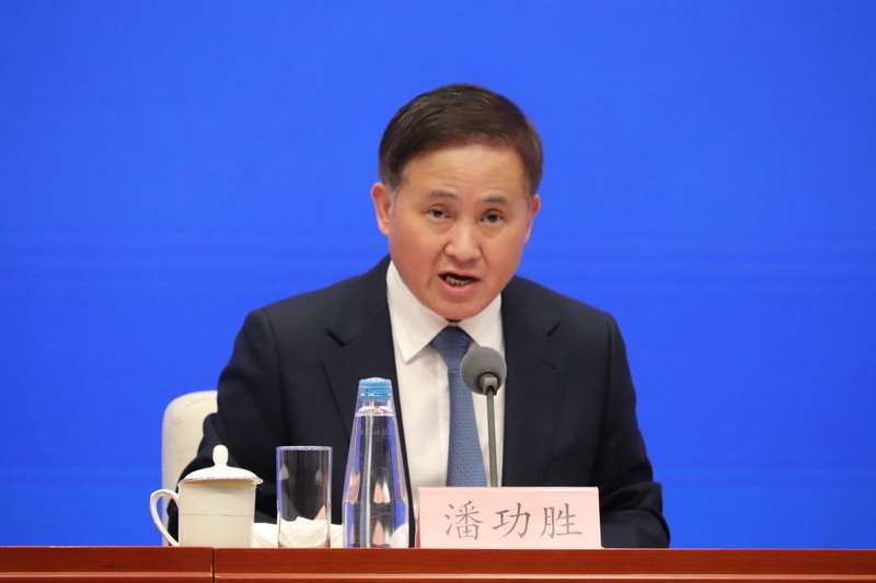 中國人民銀行行長潘功勝17日在2026陸家嘴論壇上宣布6項金融政策措施，包括在上海自貿區開展離岸人民幣外匯交易等。(中央社資料照)