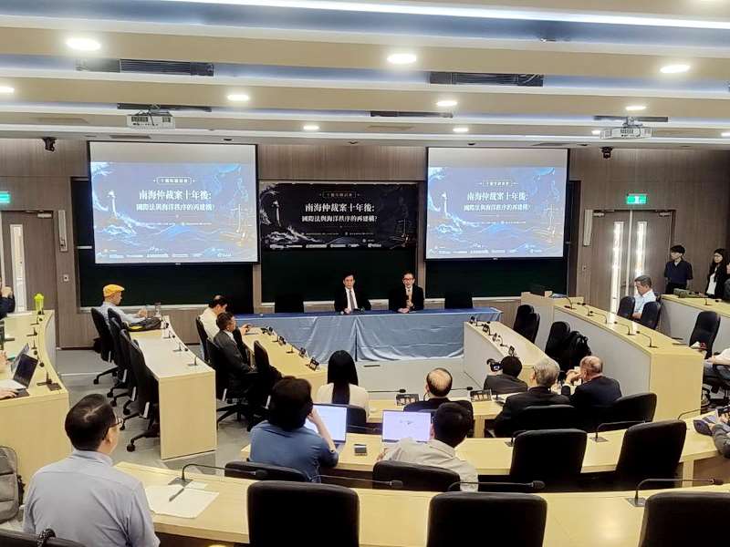政大國關中心、台灣安全研究中心等單位25日共同舉辦「南海仲裁案10年後：國際法與海洋秩序的再建構？」研討會 (央廣記者王照坤 攝)