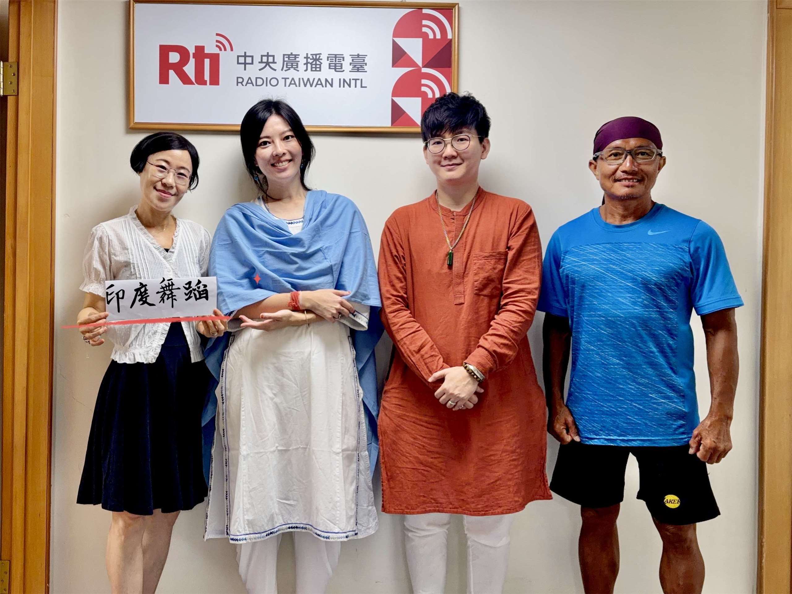北印度古典舞者-游媁婷(左二)