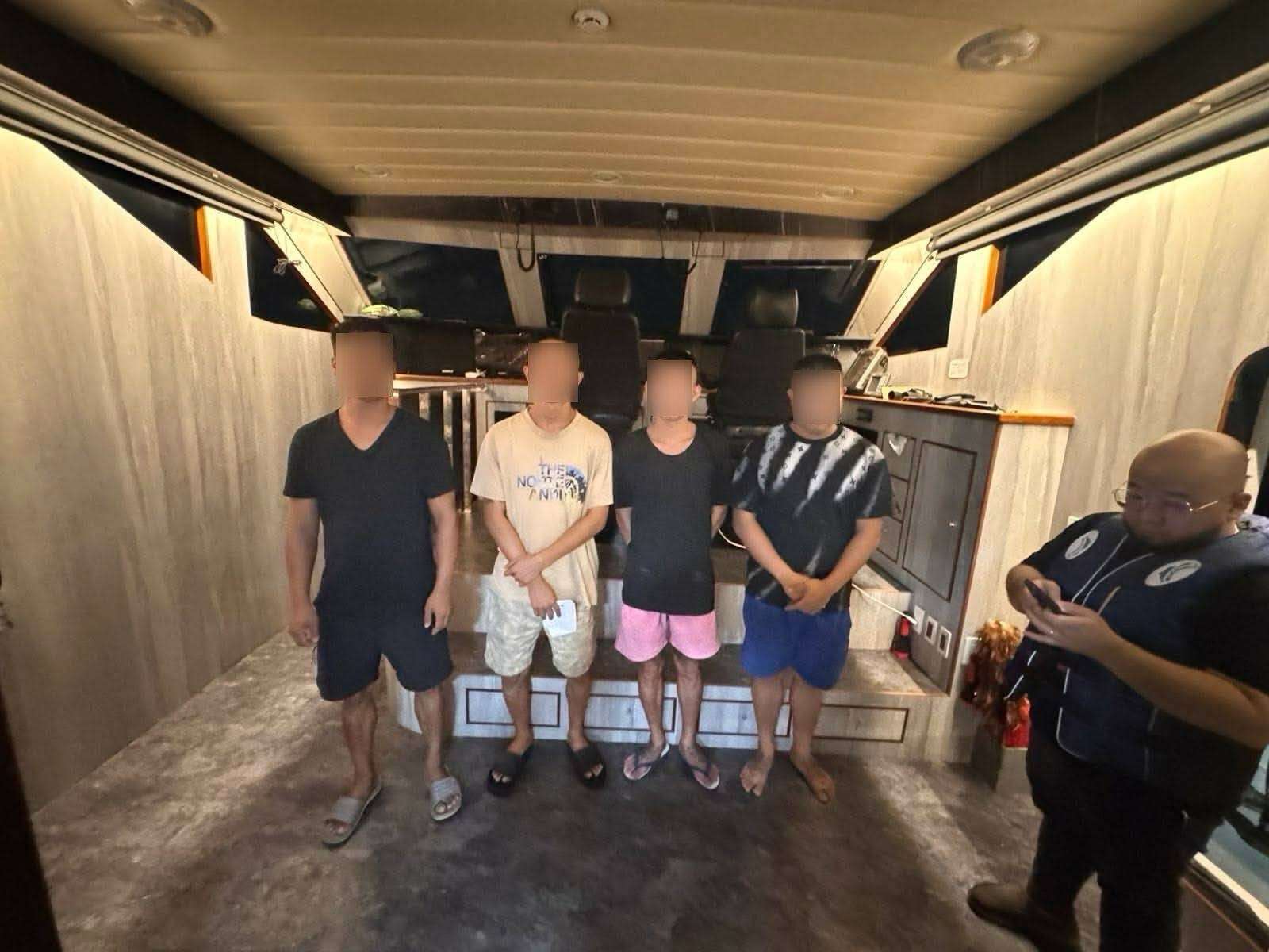 菲律賓海岸防衛隊(PCG)在馬尼拉查緝遊艇艇行動中逮捕4名台灣人，竟發現其中2人因詐騙及販毒在台灣遭通緝。(X平台/@coastguardph)
