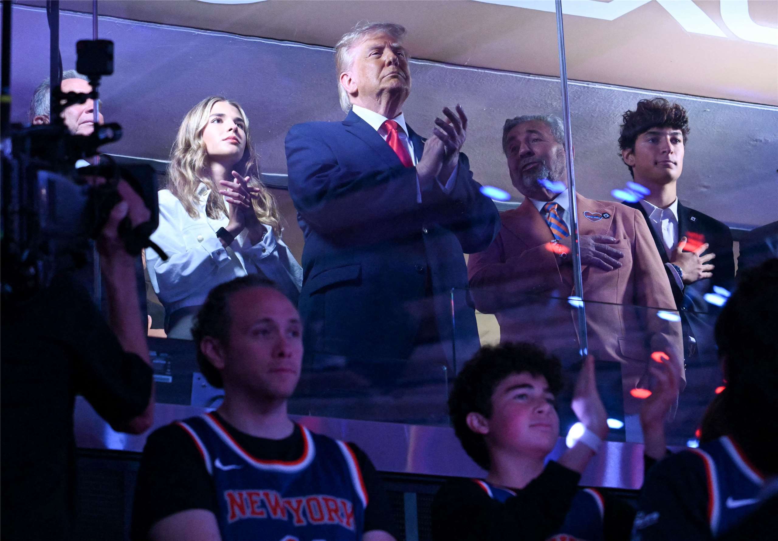 美國總統川普8日在麥迪遜花園廣場(Madison Square Garden)觀賞NBA總冠軍賽第三場比賽。