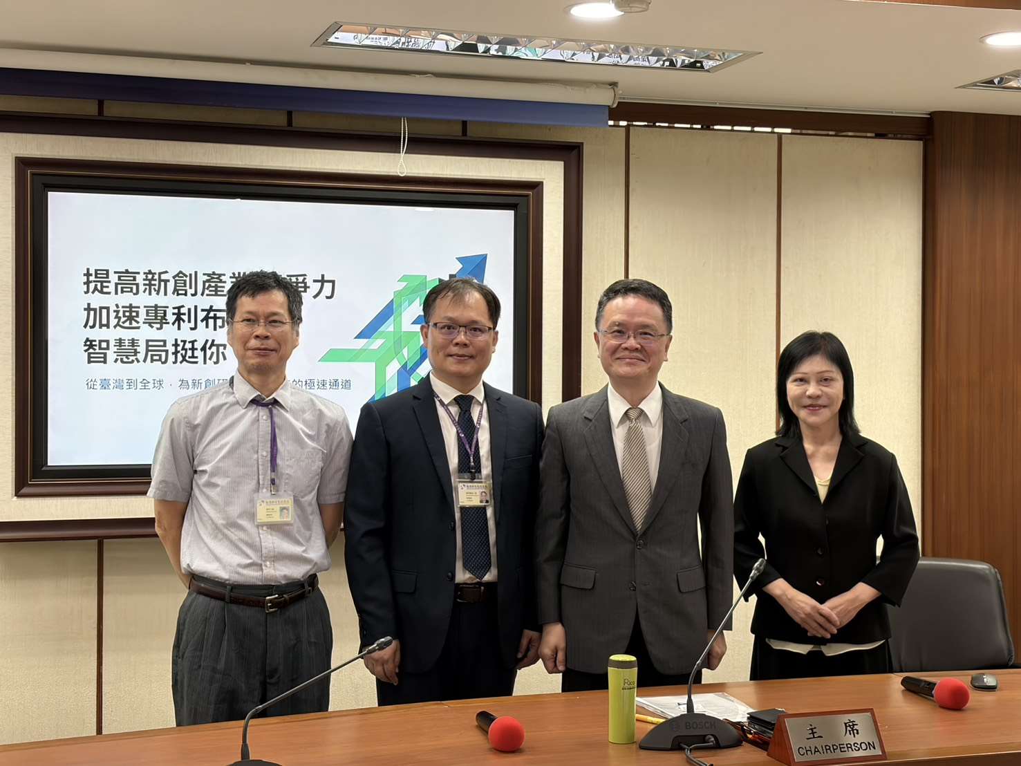 經濟部智慧財產局長廖承威(右2)表示，台積電過去曾多次與專利蟑螂交手，且在專利訴訟中勝率相當高，由於台積電智慧財產(IP)團隊實力堅強，智慧局對本案深具信心。(蔡芃敏 攝)
