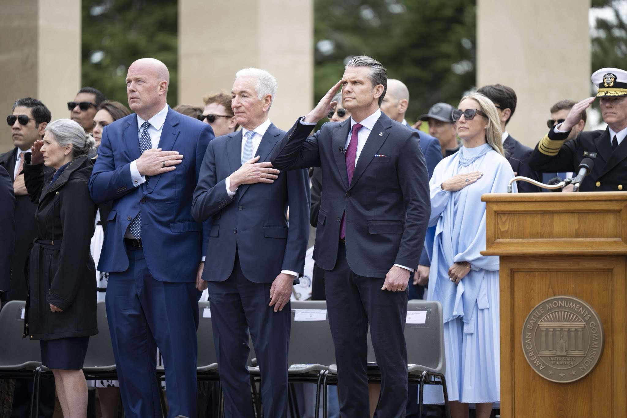 美國戰爭部長赫格塞斯(Pete Hegseth)(前排右三)出席了在諾曼第(Normandy)寇維爾蘇梅(Colleville-sur-Mer)美軍墓園舉行的紀念活動。(X平台/@SecWar)