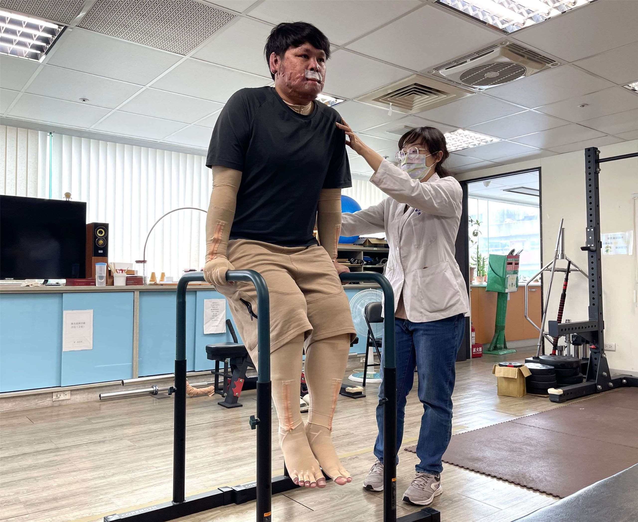 阿誠積極配合陽光治療師指導 ，忍痛復健盼能恢復正常。(陽光基金會提供)