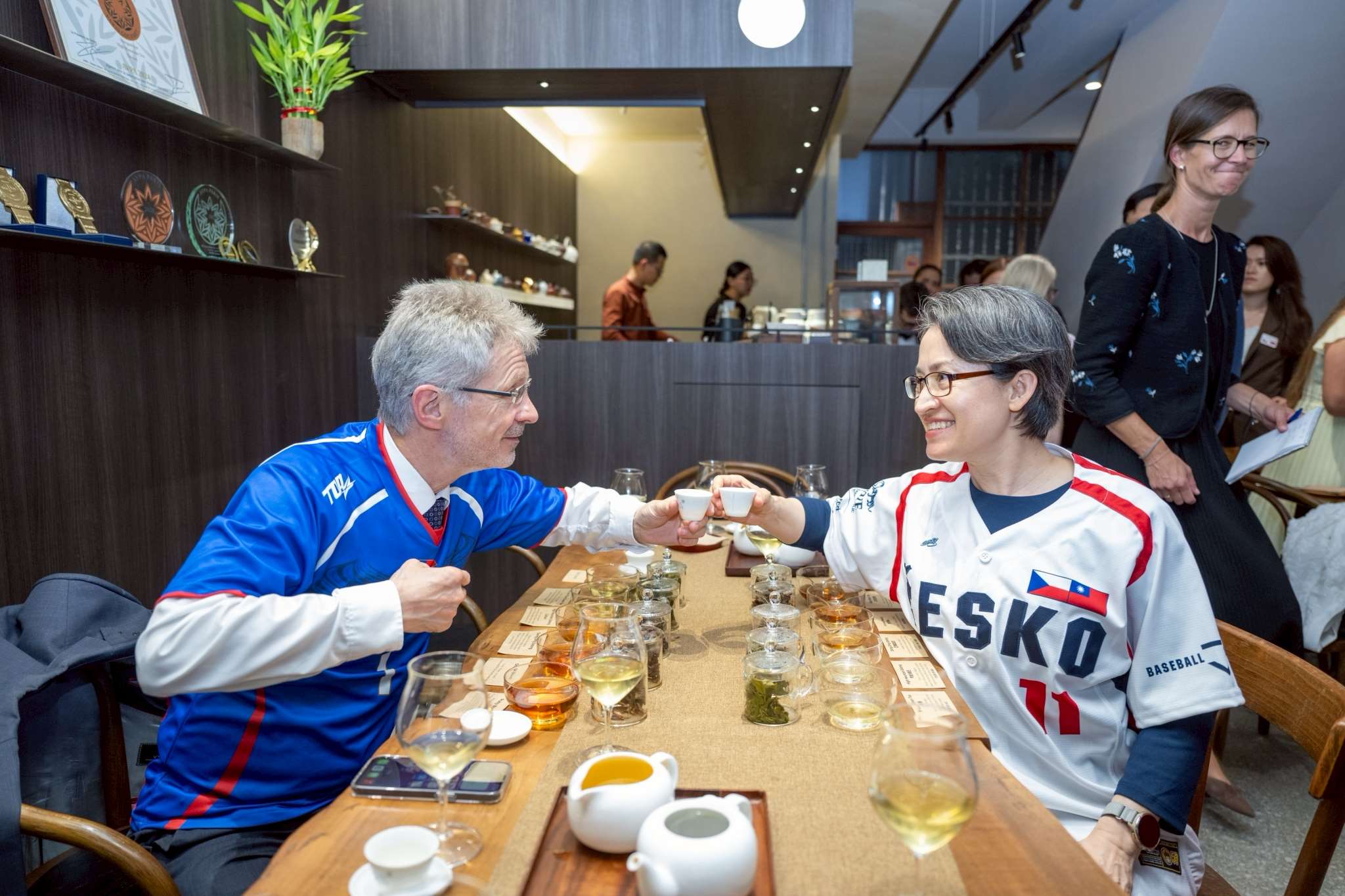 捷克參議院議長韋德齊(Miloš Vystrčil)(左)率團來訪，副總統蕭美琴(右)1日下午特別邀請韋德齊及訪團前往大稻埕品嚐來自新北、梨山、南投的綠茶、烏龍茶及紅茶等多款台灣茶，共同感受及體驗道地台灣茶文化的魅力。(圖：總統府)